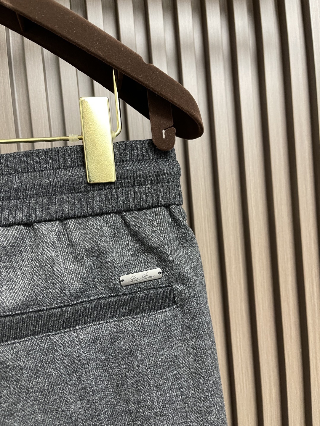 🛒🛒lP🆕 LoroPiana 2025SS 字母刺绣直筒运动裤,混纺面料、三标齐、松紧腰抽绳、合体的裁
