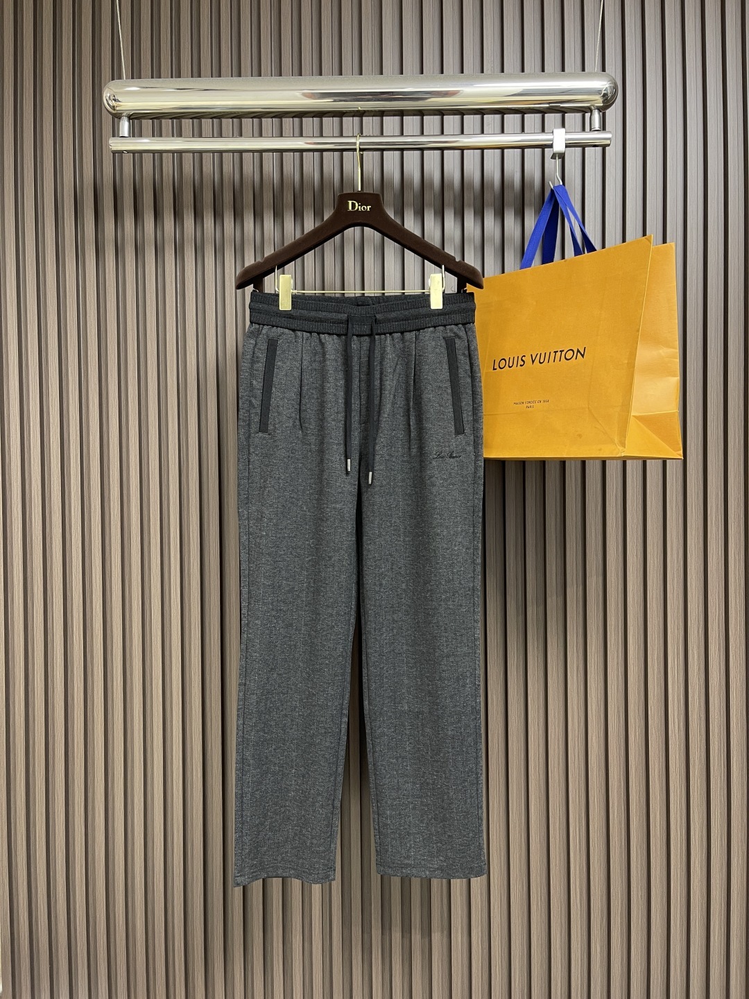 🛒🛒lP🆕 LoroPiana 2025SS 字母刺绣直筒运动裤,混纺面料、三标齐、松紧腰抽绳、合体的裁