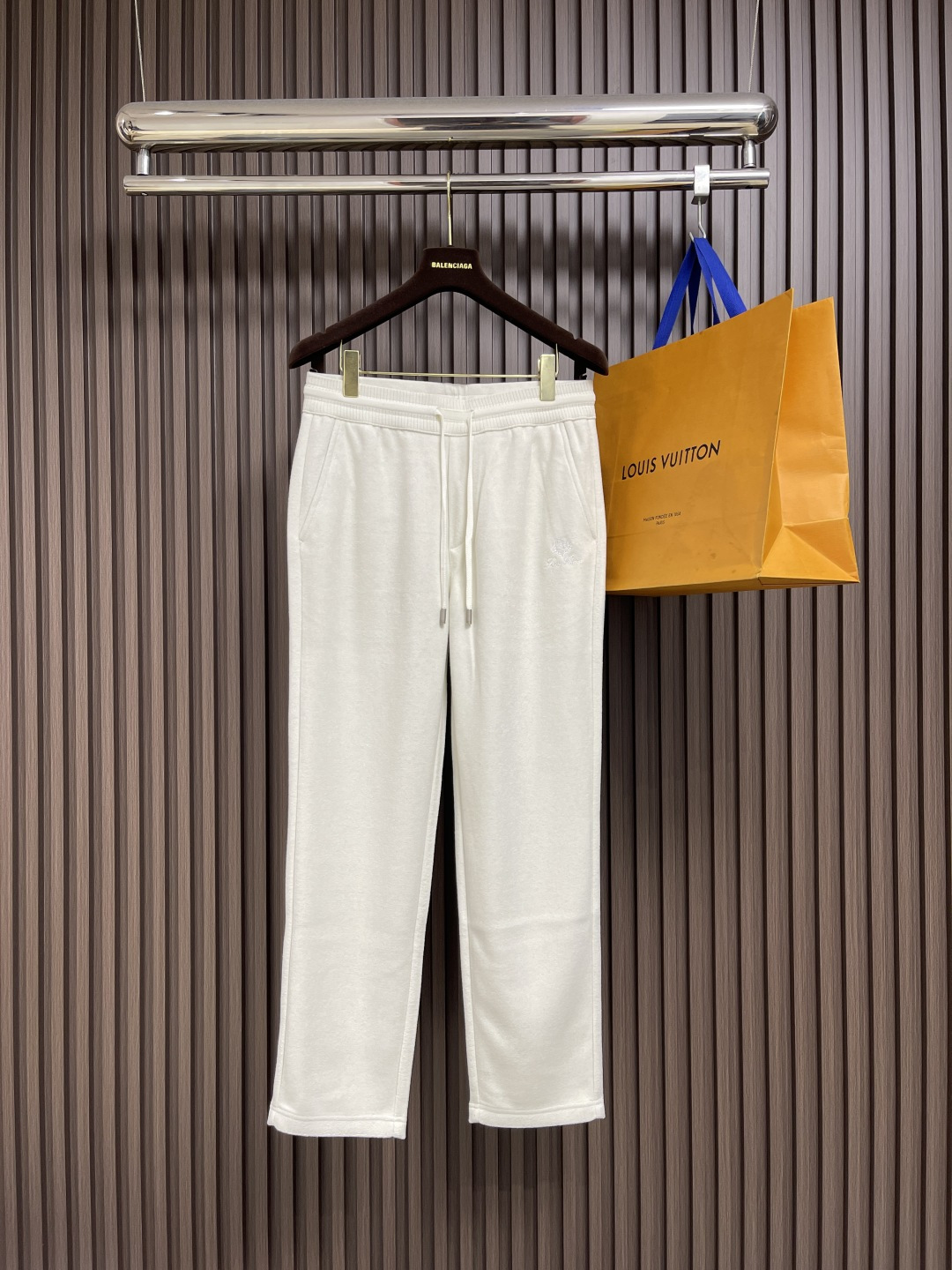 NO:540683,LP Loropiana new men's straight-leg sweatpants for autumn and winter, blended fabric, three-standard, elastic waist drawstring, fitted cutting, neat car line, impeccable details, classic and versatile. The upper body has a sense of slackness, size M-3XL M size hip circumference 99cm waist circumference 75-79 elasticity. Pants length 100cm L size hip circumference 104cm waist circumference 80-84 elasticity. Pants length 101cm XL size hip circumference 109cm waist circumference 85-89 elasticity. Pants length 102cm 2XL size hip circumference 114cm waist circumference 90-94 elasticity. Pants length 103cm 3XL size hip circumference 119cm waist circumference 95-99 elasticity. Pants length 104cm, loro piano, loro piano, alexander wang19860909LP Loropiana 秋冬新款男士直筒运动裤,混纺面料、三标齐、松紧腰抽绳、合体的裁剪、车线工整、细节无可挑剔,经典百搭 上身有总随意的松弛感,尺码M-3XL M码臀围99cm 腰围75-79弹力 裤长100cm L码臀围104cm 腰围80-84弹力 裤长101cm XL码臀围109cm 腰围85-89弹力 裤长102cm 2XL码臀围114cm 腰围90-94弹力 裤长103cm 3XL码臀围119cm 腰围95-99弹力 裤长104cm,,loro piana,loro piana,alexander wang,Men's clothing