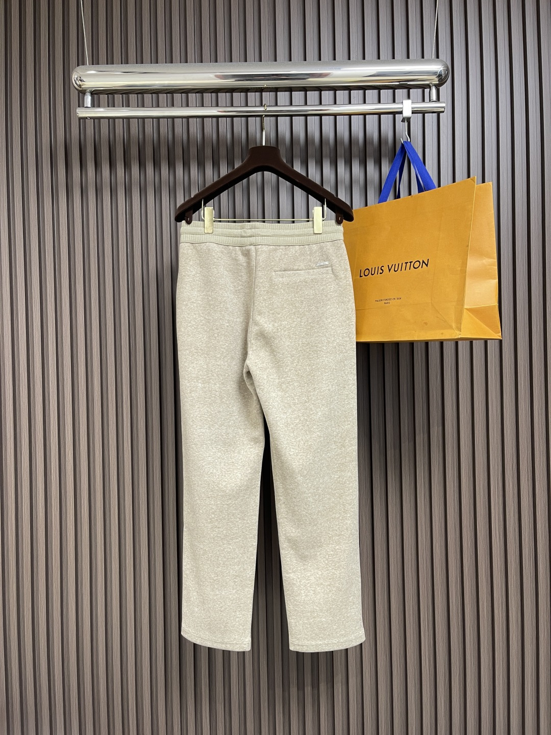 🛒🛒lP🆕 LoroPiana 秋冬新款男士直筒运动裤，混纺面料、三标齐、松紧腰抽绳、合体的裁剪、车线工