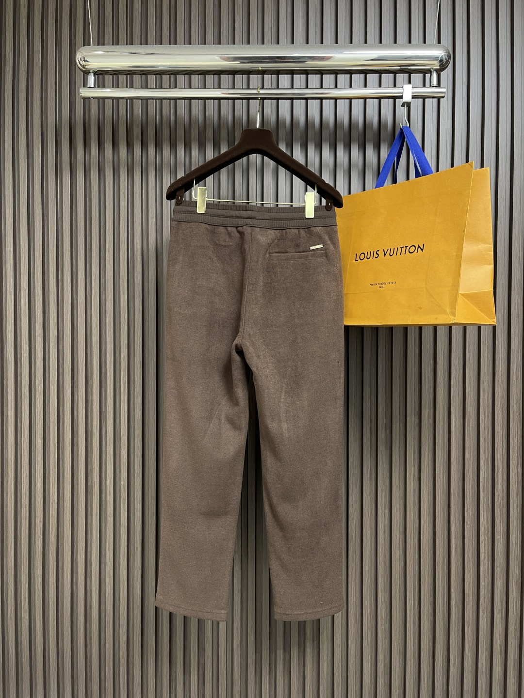 🛒🛒lP🆕 LoroPiana 秋冬新款男士直筒运动裤，混纺面料、三标齐、松紧腰抽绳、合体的裁剪、车线工