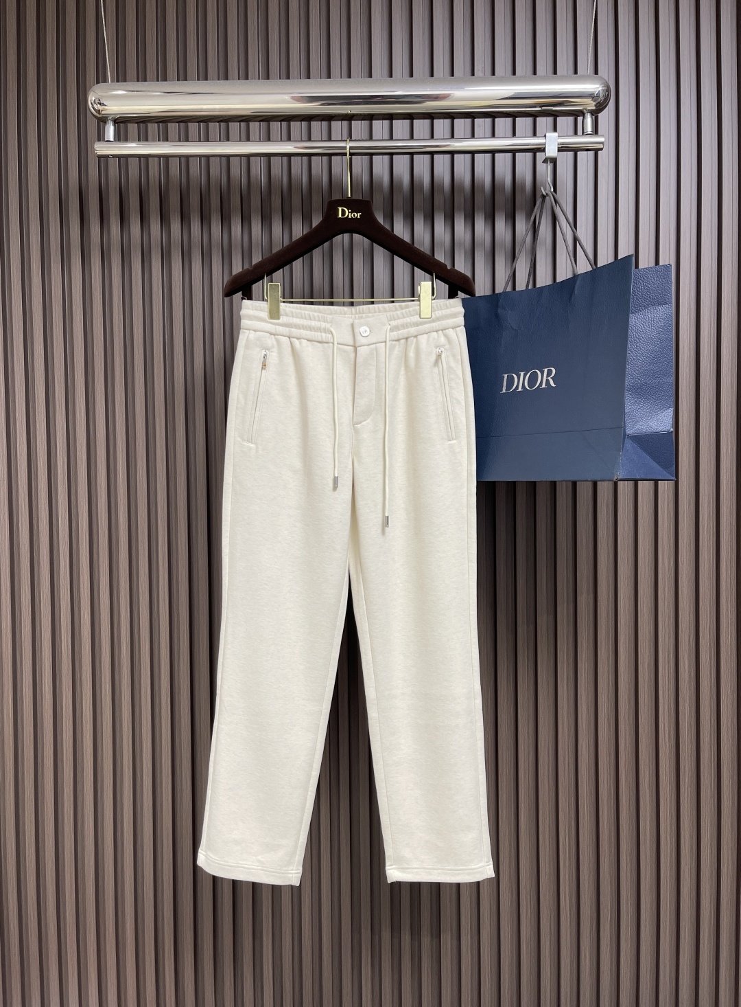 🛒🛒ZEGNA 直筒休闲长裤,采用混纺面料,细看纹理细腻得不像话,垂坠感恰到好处,走路带风又不贴腿,藏肉
