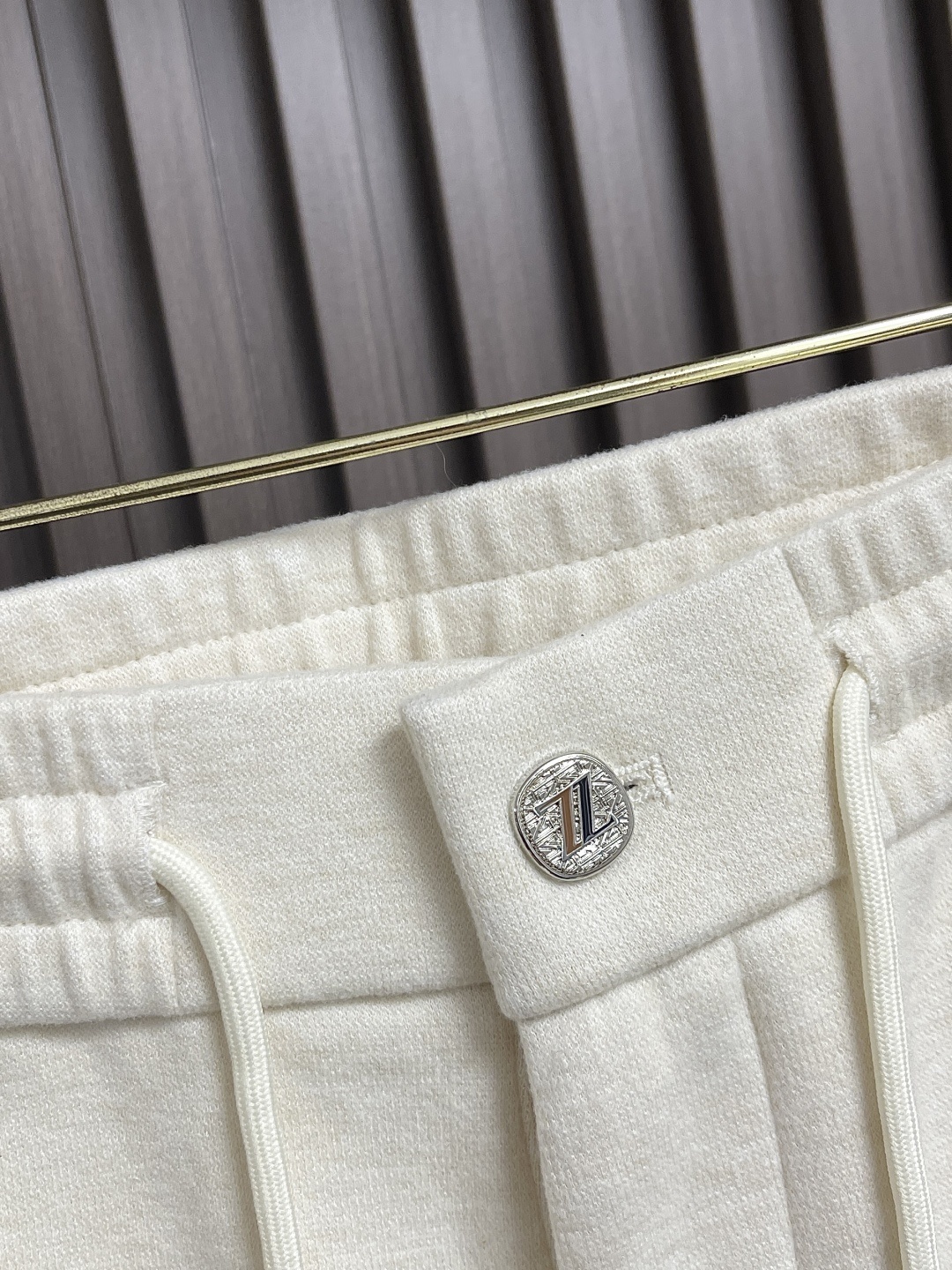 🛒🛒ZEGNA 直筒休闲长裤,采用混纺面料,细看纹理细腻得不像话,垂坠感恰到好处,走路带风又不贴腿,藏肉