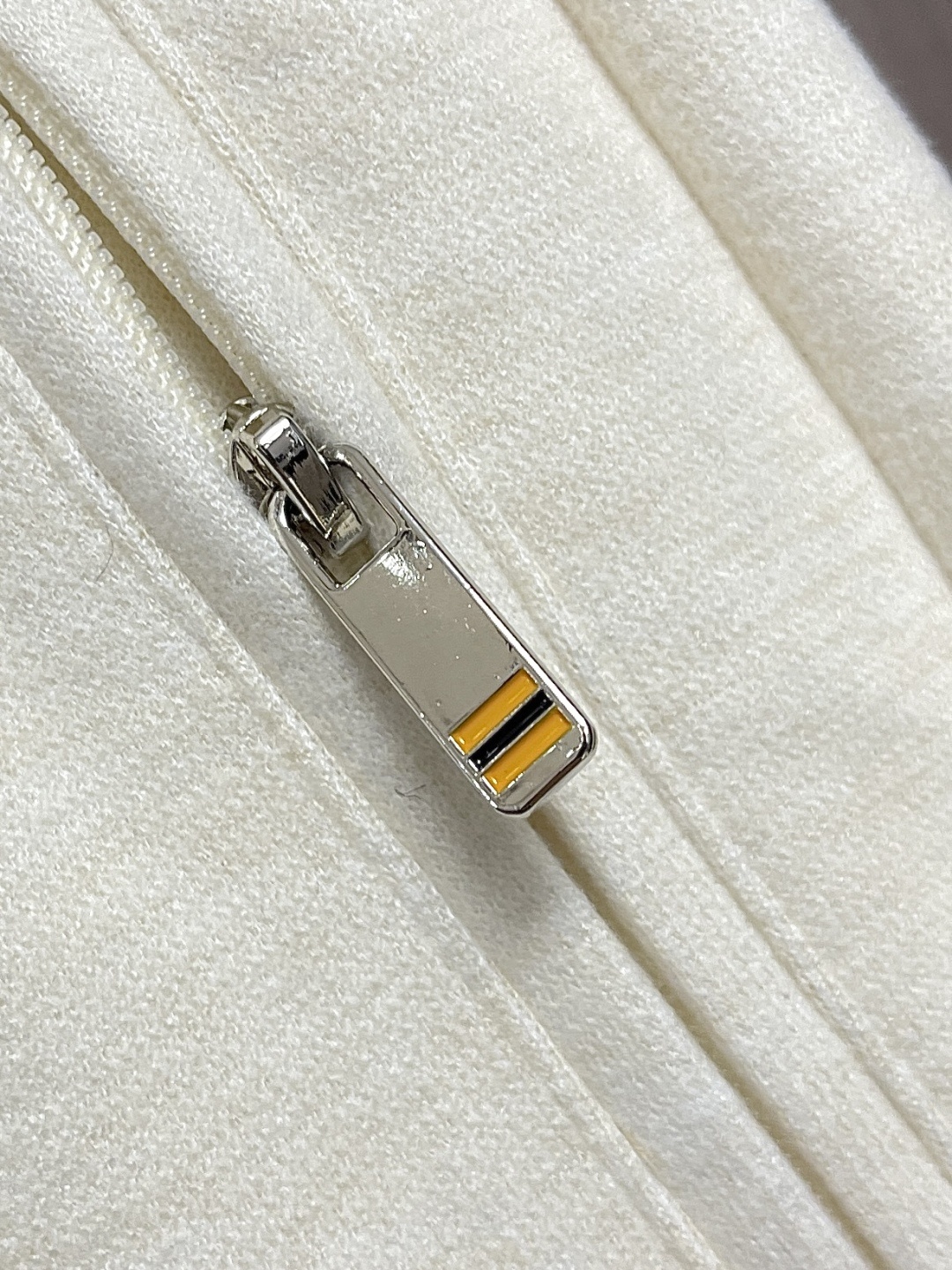 🛒🛒ZEGNA 直筒休闲长裤,采用混纺面料,细看纹理细腻得不像话,垂坠感恰到好处,走路带风又不贴腿,藏肉