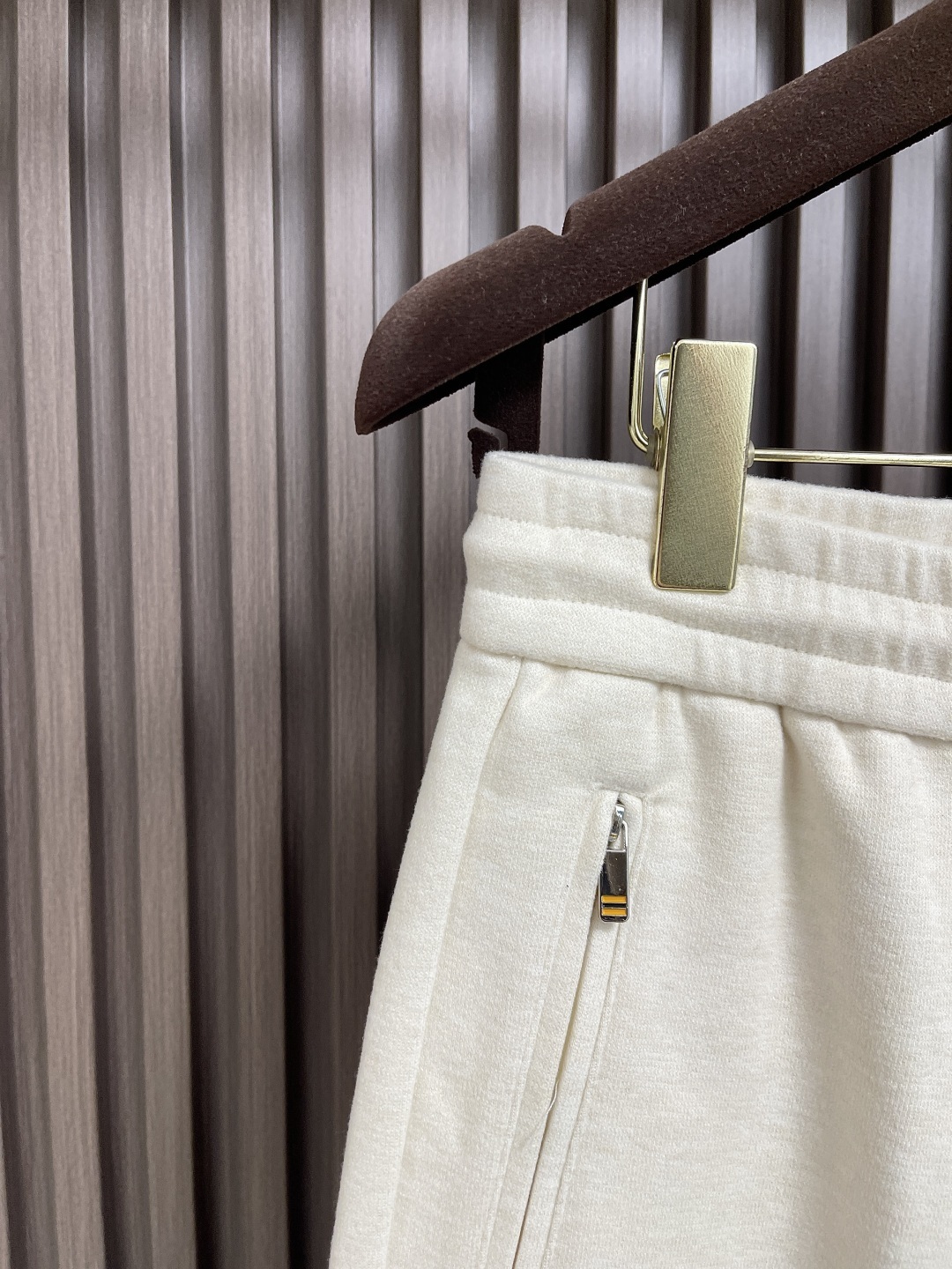 🛒🛒ZEGNA 直筒休闲长裤,采用混纺面料,细看纹理细腻得不像话,垂坠感恰到好处,走路带风又不贴腿,藏肉