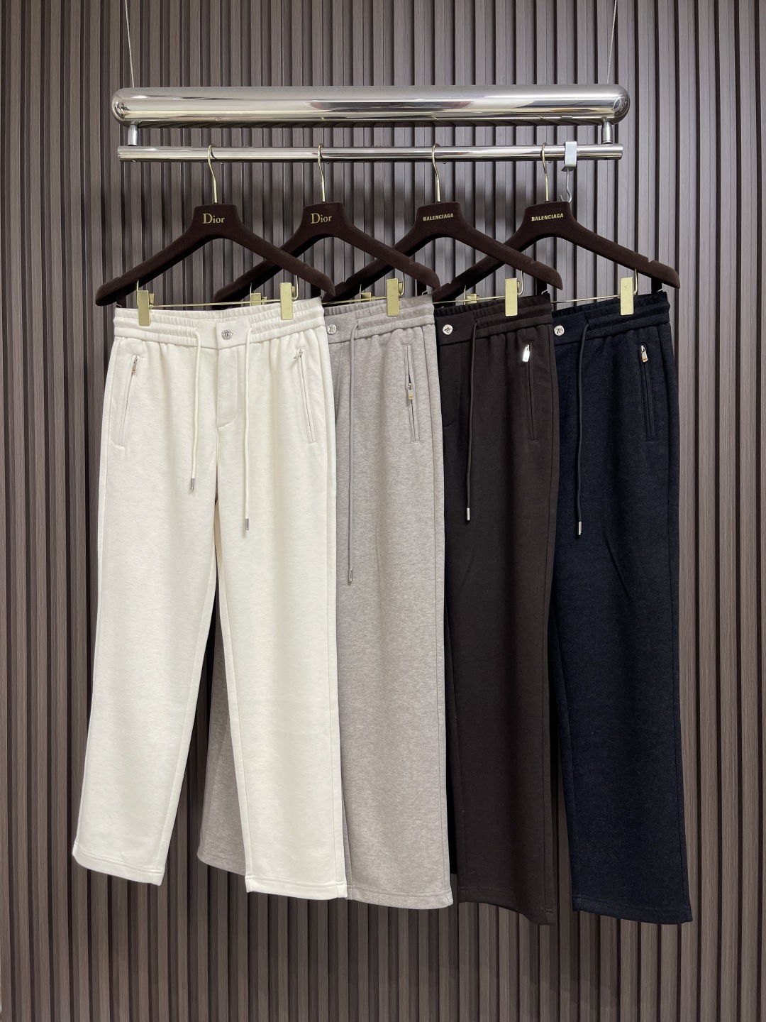 🛒🛒ZEGNA 直筒休闲长裤，采用混纺面料，细看纹理细腻得不像话，垂坠感恰到好处，走路带风又不贴腿，藏肉