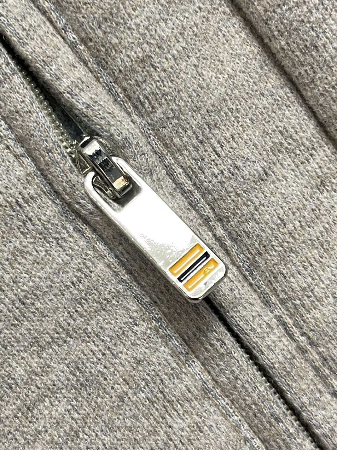 🛒🛒ZEGNA 直筒休闲长裤，采用混纺面料，细看纹理细腻得不像话，垂坠感恰到好处，走路带风又不贴腿，藏肉