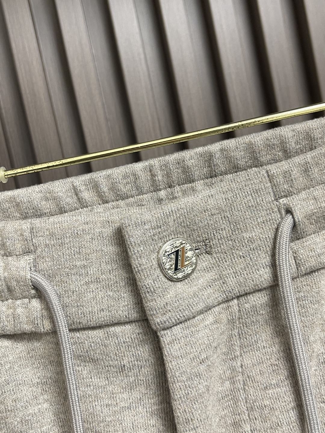 🛒🛒ZEGNA 直筒休闲长裤，采用混纺面料，细看纹理细腻得不像话，垂坠感恰到好处，走路带风又不贴腿，藏肉