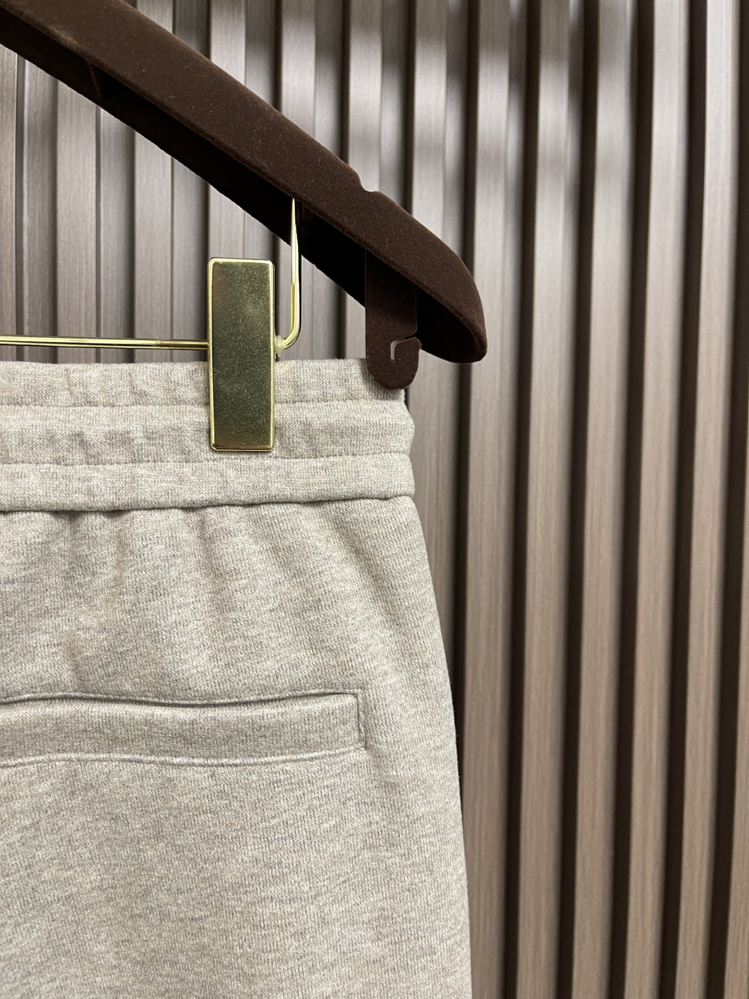 🛒🛒ZEGNA 直筒休闲长裤，采用混纺面料，细看纹理细腻得不像话，垂坠感恰到好处，走路带风又不贴腿，藏肉