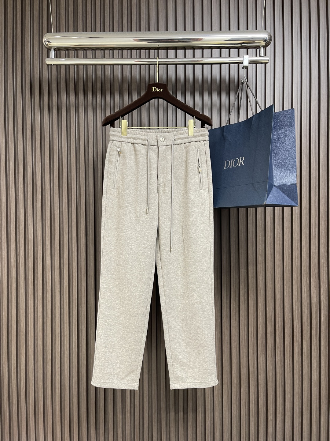 🛒🛒ZEGNA 直筒休闲长裤，采用混纺面料，细看纹理细腻得不像话，垂坠感恰到好处，走路带风又不贴腿，藏肉