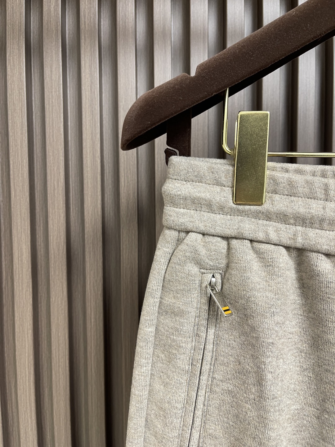 🛒🛒ZEGNA 直筒休闲长裤，采用混纺面料，细看纹理细腻得不像话，垂坠感恰到好处，走路带风又不贴腿，藏肉