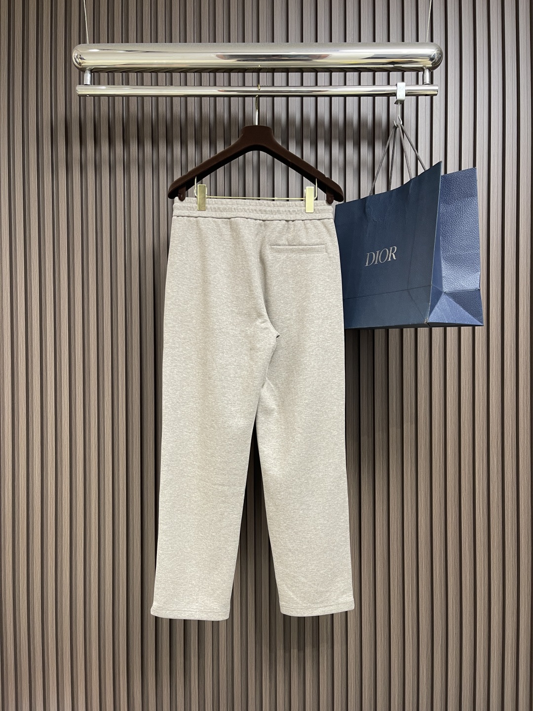 🛒🛒ZEGNA 直筒休闲长裤，采用混纺面料，细看纹理细腻得不像话，垂坠感恰到好处，走路带风又不贴腿，藏肉