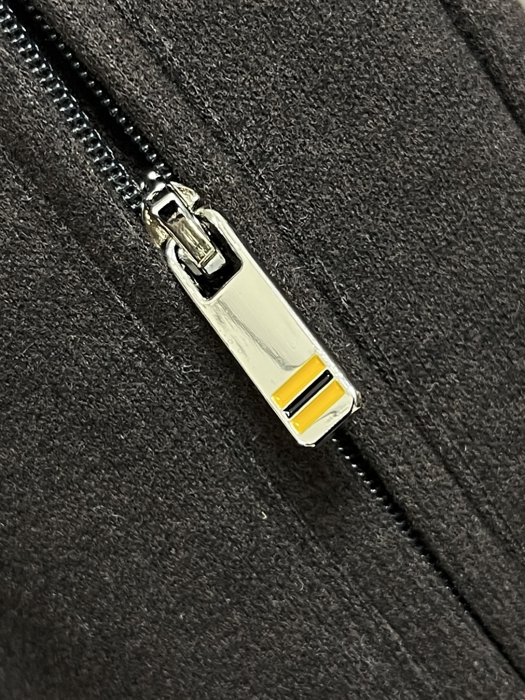 🛒🛒ZEGNA 直筒休闲长裤，采用混纺面料，细看纹理细腻得不像话，垂坠感恰到好处，走路带风又不贴腿，藏肉