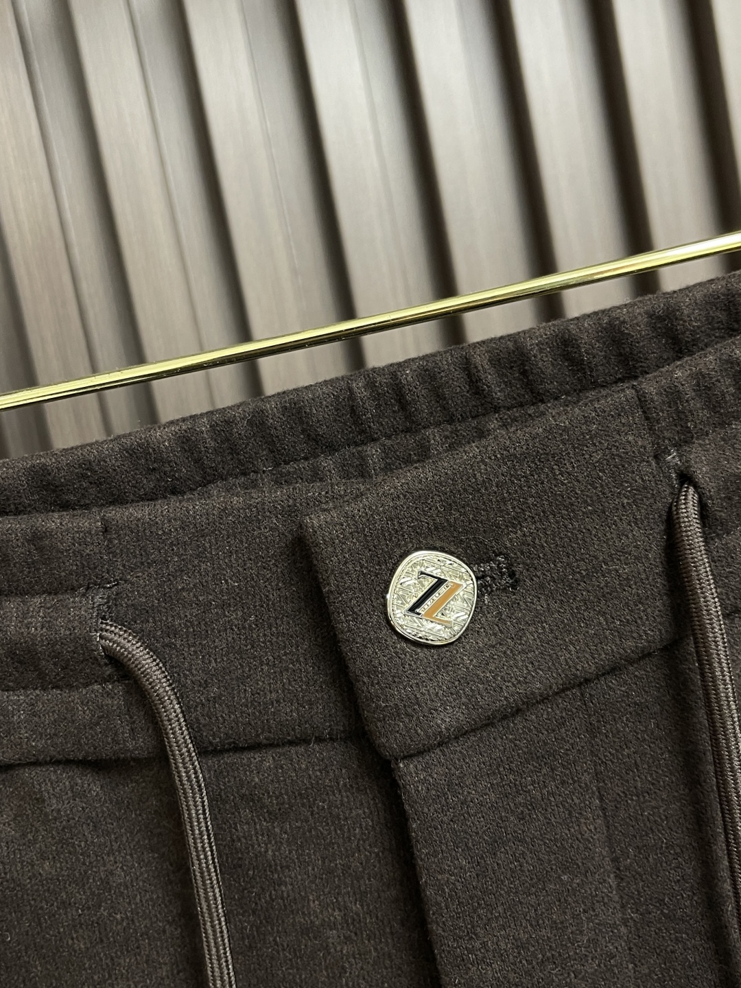 🛒🛒ZEGNA 直筒休闲长裤，采用混纺面料，细看纹理细腻得不像话，垂坠感恰到好处，走路带风又不贴腿，藏肉