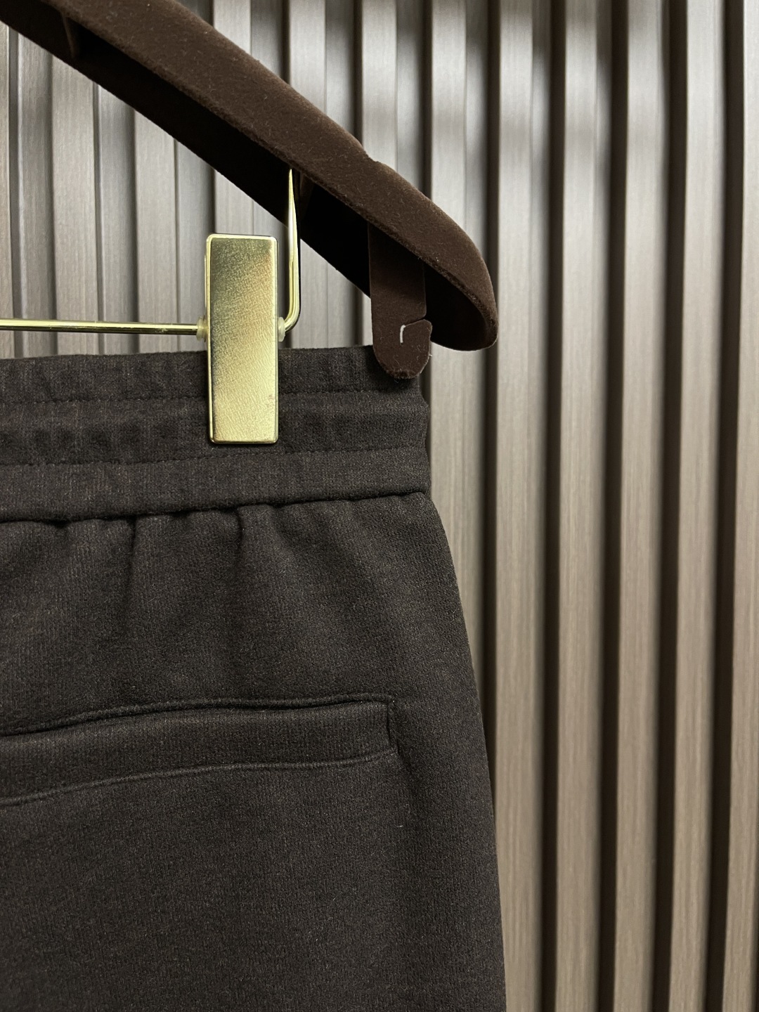🛒🛒ZEGNA 直筒休闲长裤，采用混纺面料，细看纹理细腻得不像话，垂坠感恰到好处，走路带风又不贴腿，藏肉