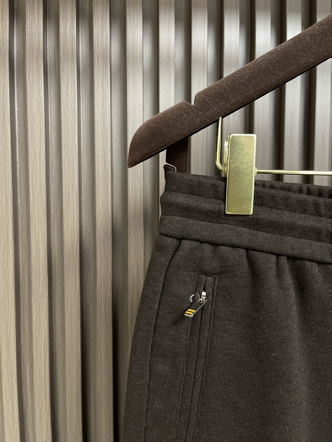 🛒🛒ZEGNA 直筒休闲长裤，采用混纺面料，细看纹理细腻得不像话，垂坠感恰到好处，走路带风又不贴腿，藏肉