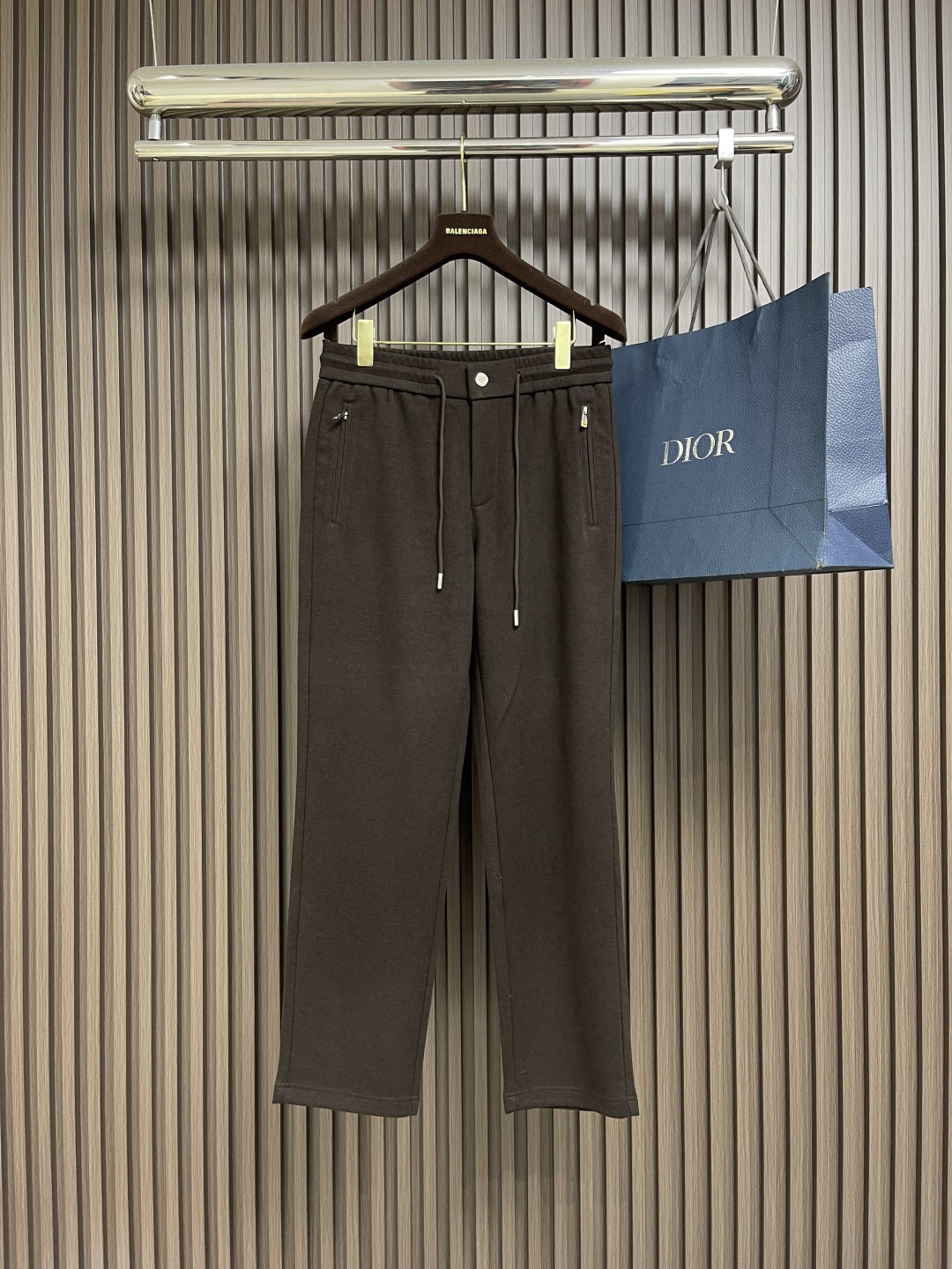 🛒🛒ZEGNA 直筒休闲长裤，采用混纺面料，细看纹理细腻得不像话，垂坠感恰到好处，走路带风又不贴腿，藏肉