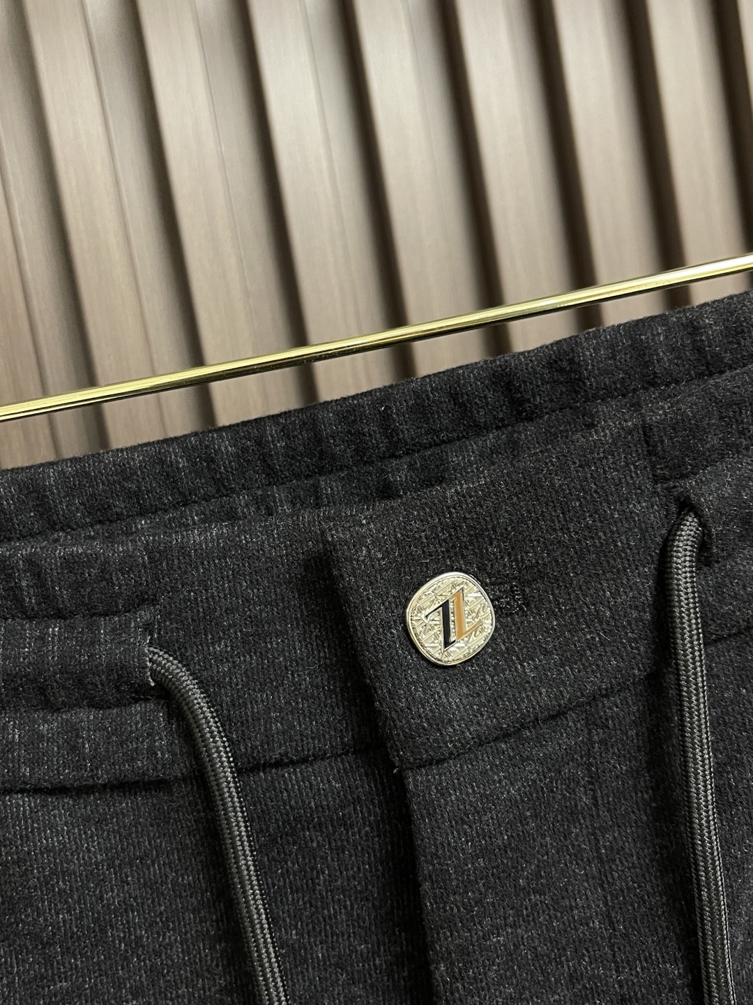 🛒🛒ZEGNA 直筒休闲长裤，采用混纺面料，细看纹理细腻得不像话，垂坠感恰到好处，走路带风又不贴腿，藏肉