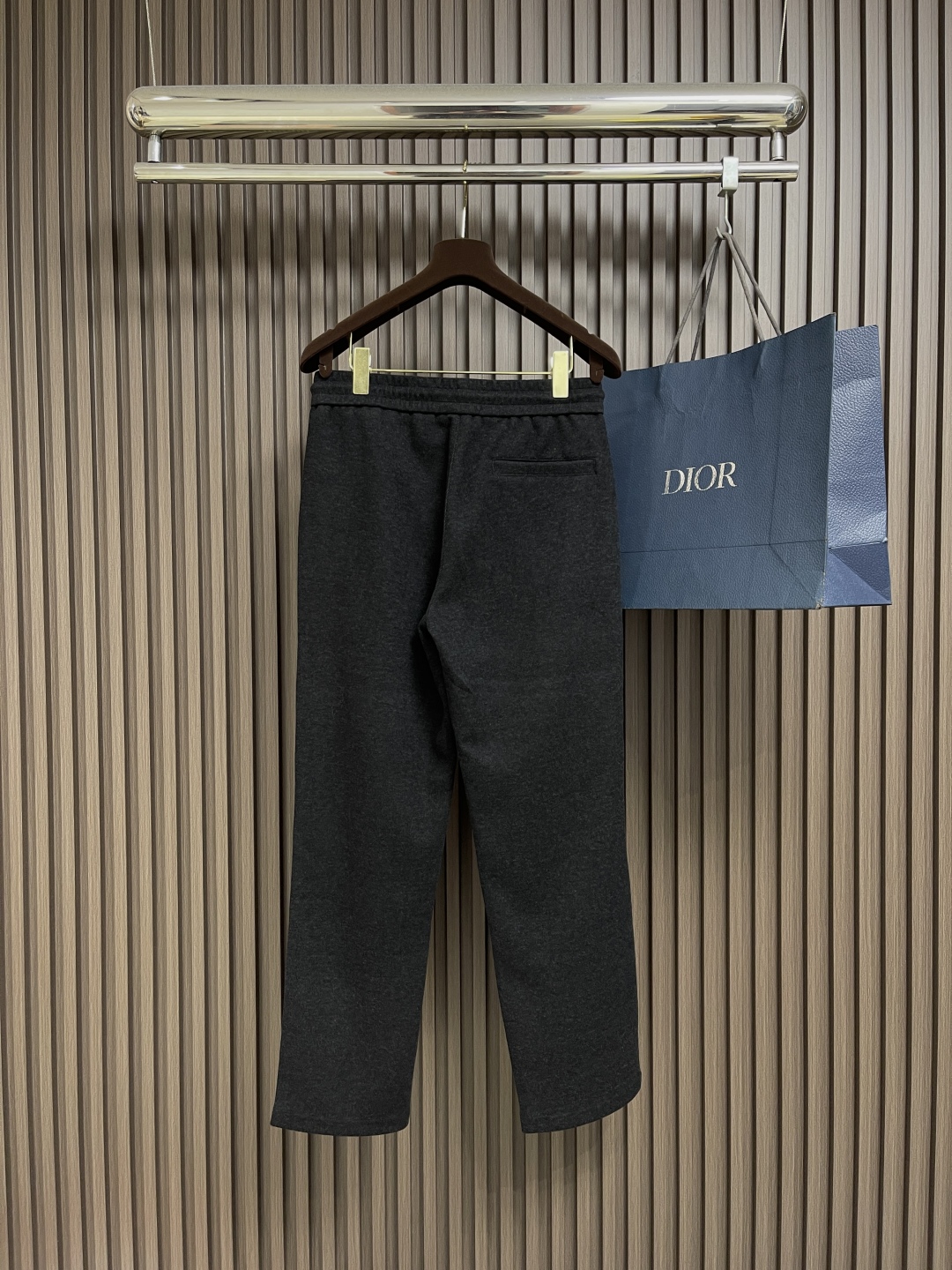 🛒🛒ZEGNA 直筒休闲长裤，采用混纺面料，细看纹理细腻得不像话，垂坠感恰到好处，走路带风又不贴腿，藏肉