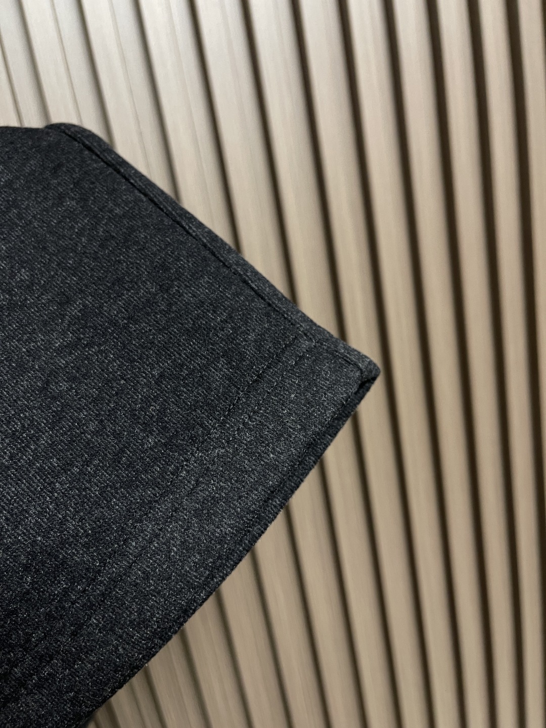 🛒🛒ZEGNA 直筒休闲长裤，采用混纺面料，细看纹理细腻得不像话，垂坠感恰到好处，走路带风又不贴腿，藏肉