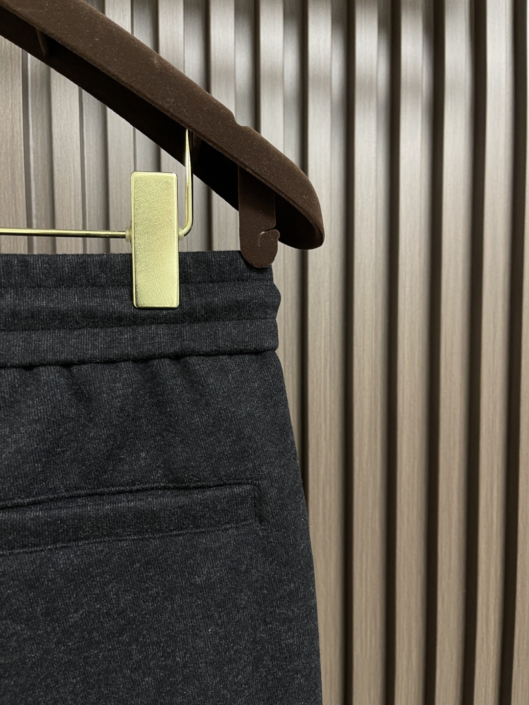 🛒🛒ZEGNA 直筒休闲长裤，采用混纺面料，细看纹理细腻得不像话，垂坠感恰到好处，走路带风又不贴腿，藏肉