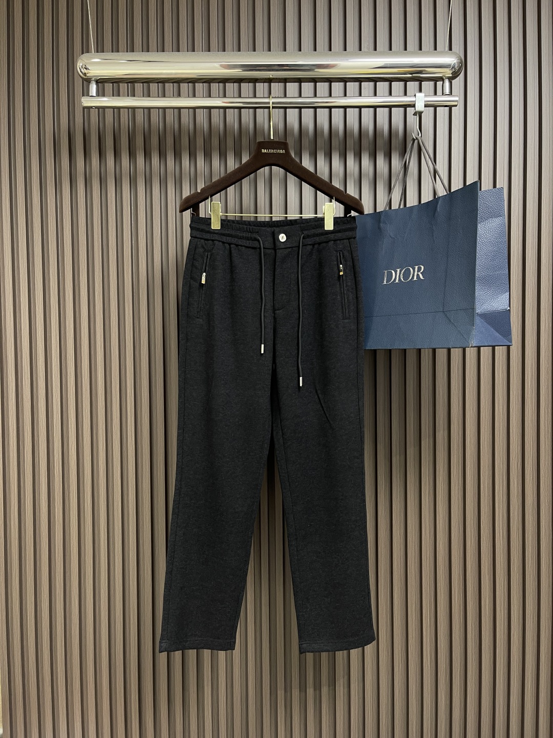 🛒🛒ZEGNA 直筒休闲长裤，采用混纺面料，细看纹理细腻得不像话，垂坠感恰到好处，走路带风又不贴腿，藏肉