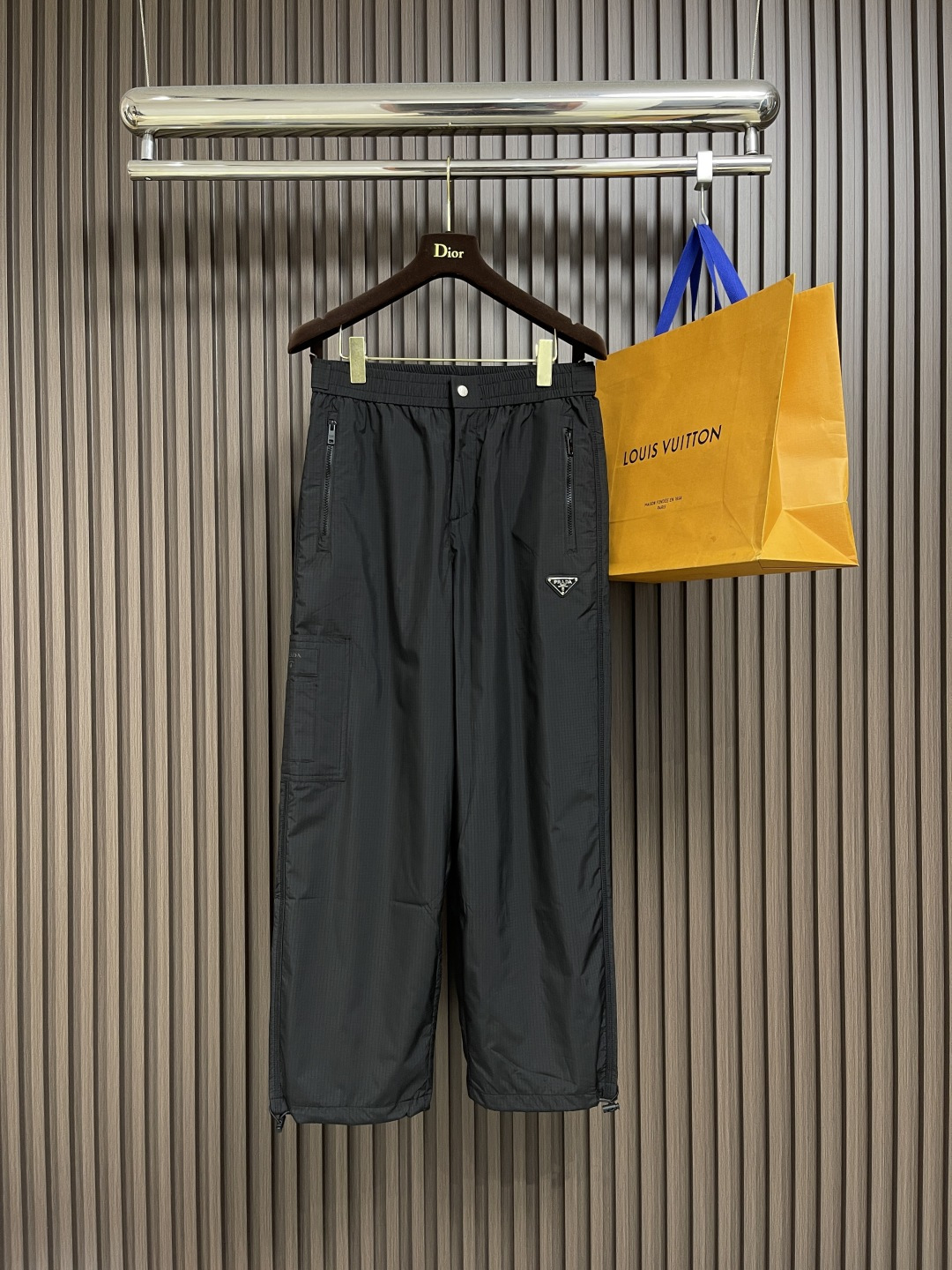 NO:525781,Prada men's casual pants, the upper body style is invincible!  One that can be seen with your eyes closed. This pants are very versatile, elastic waist, and can be worn for daily work. They are a perfect combination of fashion and leisure and outdoor sports, so whether you wear them normally or outdoors, it is your best choice. Size M-3XL, prada, alexander wang19860909Prada 男士休闲裤,上身版型无敌正！绝对可以闭眼收的一款,此款裤子非常百搭,弹力腰围,日常上班 户外运动都可以穿着,是时尚休闲与户外运动的完美结合,所以无论您平时穿或者户外穿都是您的最佳选择.尺码M-3XL,,prada,alexander wang,Men's clothing