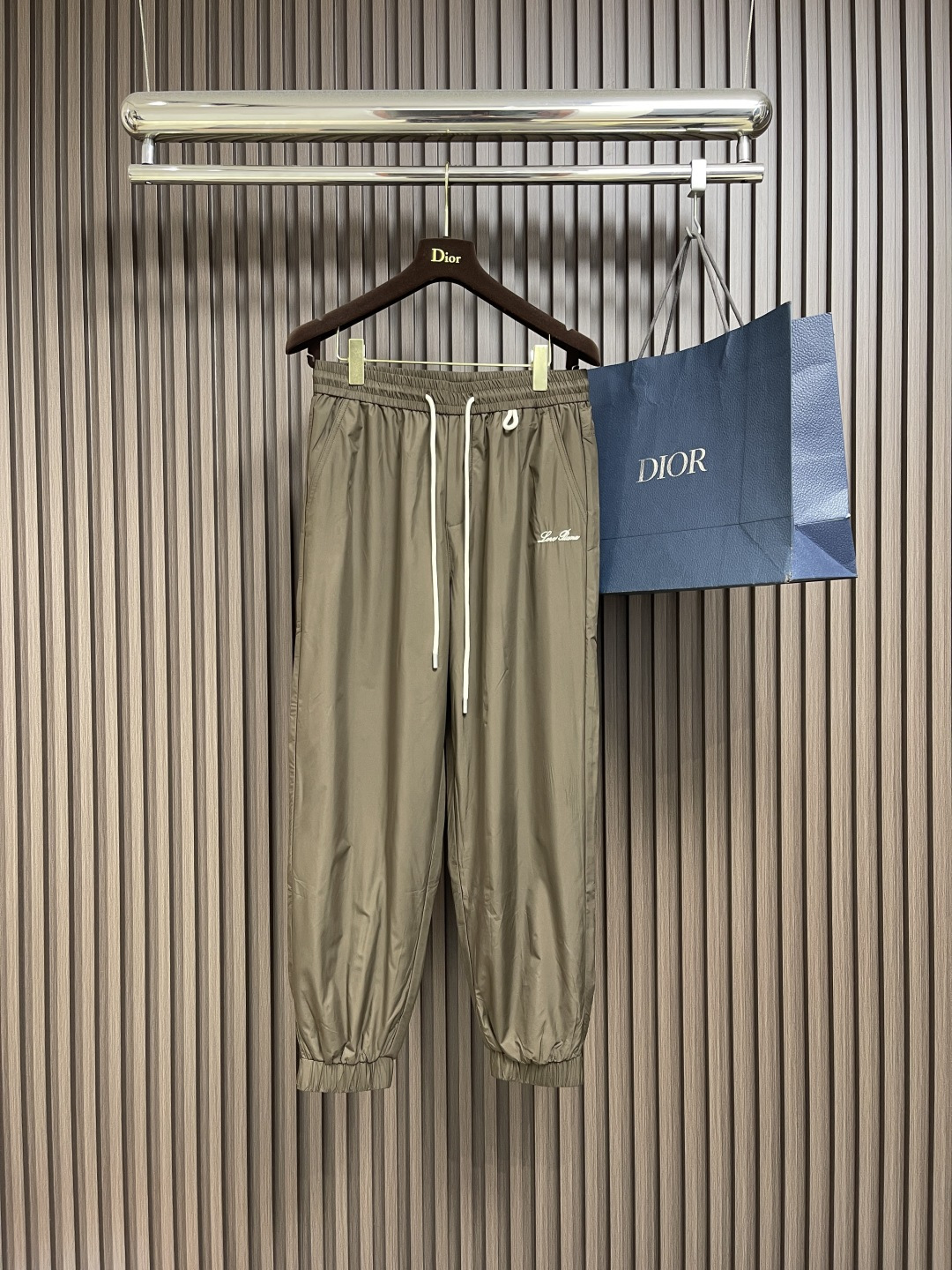 NO:525775,LP Loropiana 2025SS letter embroidered sports leg pants, customized matte trolley fabric, the fabric has waterproof coating process, OS loose silhouette design, a must-have item for daily commuting outfits. Size M-3XL, loro piana, loro piana, alexander wang19860909LP Loropiana 2025SS 字母刺绣运动束腿裤,定制消光塔丝隆面料,面料经过防水涂层工艺,OS宽松廓型设计,日常通勤穿搭必备单品.尺码M-3XL,,loro piana,loro piana,alexander wang,Men's clothing
