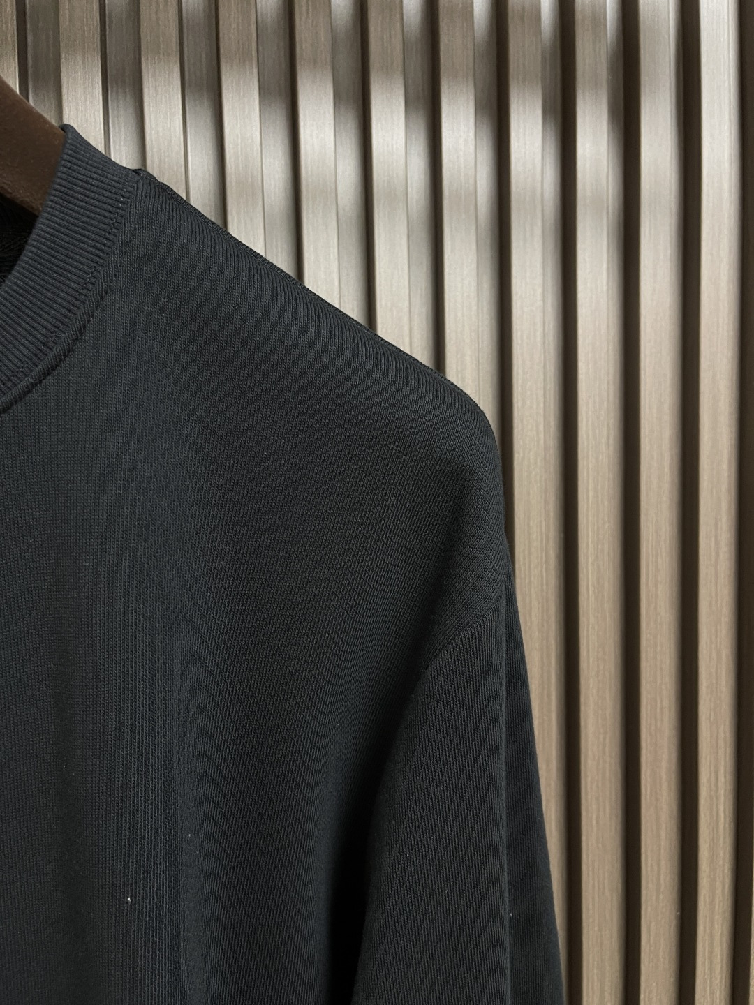 🛒🛒PRADA 简称字母3D立体印花棉质圆领卫衣，32S反向毛圈底纱交织，其结构紧密扎实，双纱合股赋予布