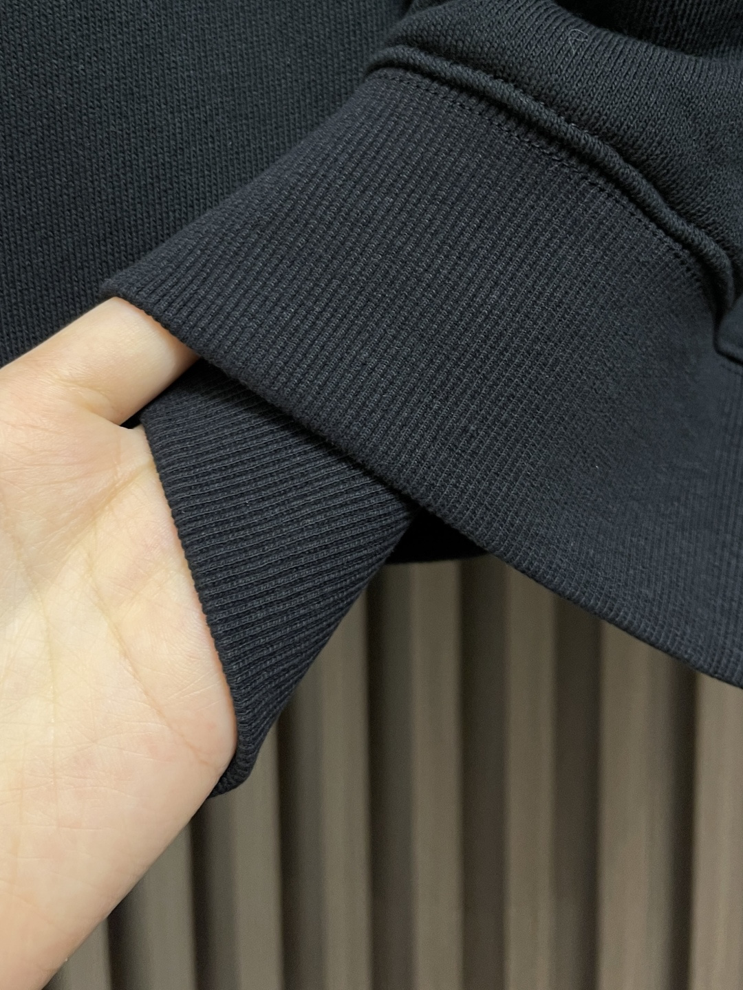 🛒🛒PRADA 简称字母3D立体印花棉质圆领卫衣，32S反向毛圈底纱交织，其结构紧密扎实，双纱合股赋予布