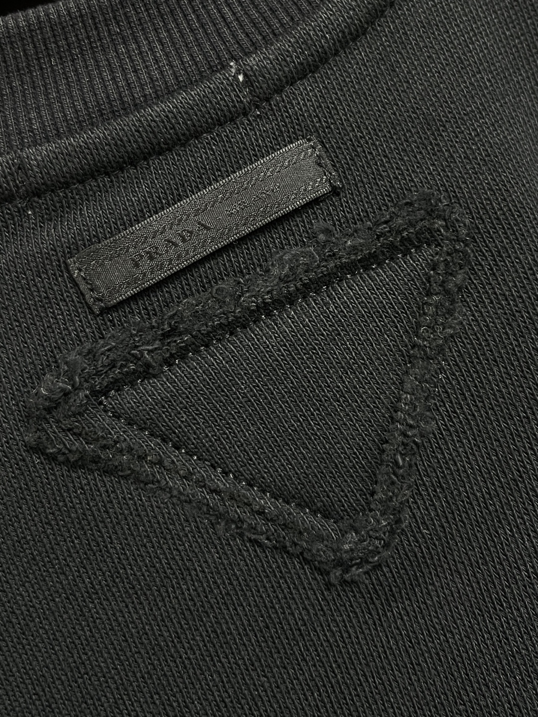 🛒🛒PRADA 简称字母3D立体印花棉质圆领卫衣，32S反向毛圈底纱交织，其结构紧密扎实，双纱合股赋予布