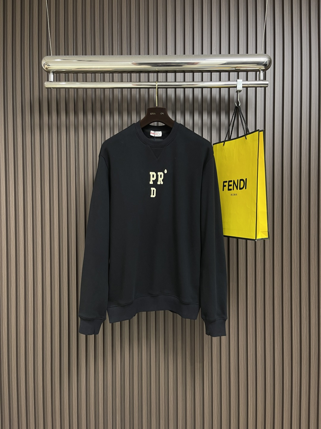 NO:524720,PRADA is referred to as the letter 3D three-dimensional printed cotton round-neck sweatshirt, with 32S reverse terry bottom yarn interwoven, its structure is tight and solid, and the double yarn thighs give the cloth a smooth texture; the reverse terry process forms a glutinous velvet ring on the bottom, greatly improving the softness, water absorption and warmth performance of the fabric, and the overall thickness is thick and not without losing its flexibility. The environmentally friendly thick plate printing and suede printing process combine to present a dual texture of three-dimensional fullness and delicate soft velvet. The thick plate printing builds a strong and elastic significant 3D protrusion effect through multiple scraping of thick plate glue, with tough graphic outlines, wear-resistant and washable. The suede print uses the fine fiber fluff covered on the surface to present a soft and delicate velvet touch and matte high-end visual effect. Size M-XXL,, prada, hoodie, sweatshirts, alexander wang19860909PRADA 简称字母3D立体印花棉质圆领卫衣,32S反向毛圈底纱交织,其结构紧密扎实,双纱合股赋予布面匀光洁的质感；反向毛圈工艺则于底面形成丰糯绒圈,极大提升了织物的柔软度、吸水性及保暖性能,整体厚实而不失柔韧.环保厚板印花与绒面印花工艺结合,呈现出立体饱满与细腻柔绒的双重质感.厚板印花通过多次刮印厚版胶浆,构筑起坚固且富有弹性的显著3D凸起效果,图形轮廓硬朗,耐磨耐洗.绒面印花则借助表面覆盖的细小纤维绒毛,呈现出柔软细腻的丝绒触感与哑光高级视觉效果.尺码M-XXL,,prada,hoodie,sweatshirts,alexander wang,Men's clothing