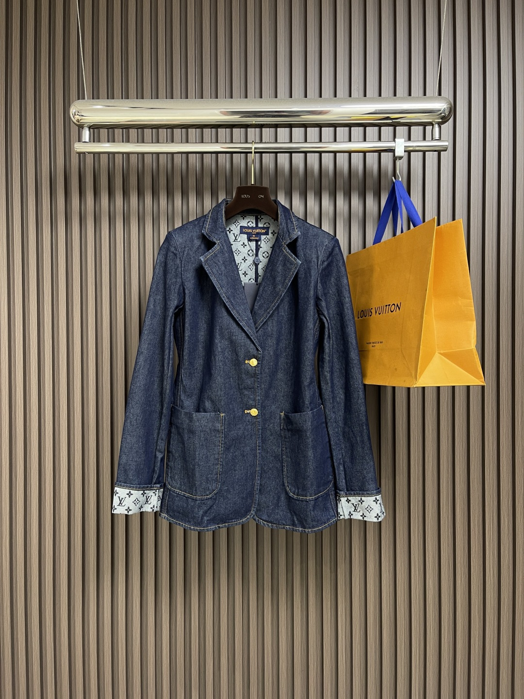 NO:572202,LV 2025Fw early autumn new style retro washed presbyopic waisted suit jacket, women's model, made of denim denim fabric, the neat shoulder line is very stylish, the shoulders look flat and straight, the buttons are made of metal die-casting process, the pattern on it is very fine, the pattern is full of three-dimensionality, every detail is clear. Size 34-36-38, louis vuitton, jackets & coats, alexander wang19860909LV 2025Fw早秋新款 复古水洗老花收腰西服外套,女款 采用丹宁牛仔面料,利落的肩线很有型,肩膀看起来又平又正,扣子是金属压铸工艺做出来的,上面的花纹精细得很,图案立体感十足,每一处细节都清清楚楚.尺码34-36-38,,louis vuitton,jackets & coats,alexander wang,Men's clothing