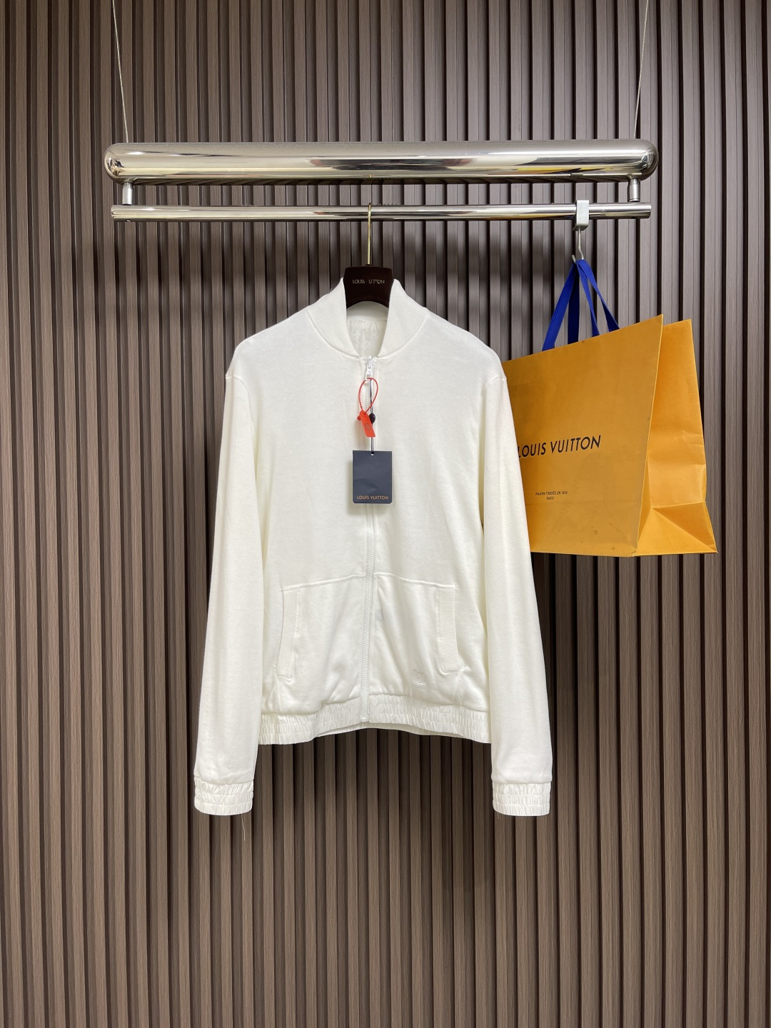 NO:572170,LV double-sided zipper jacket, custom-made high-quality nylon illusion jacquard brocade and cotton sheep's dense needle velvet. Rich texture, full color, soft and delicate, double-sided charm. Enjoy many things in one garment. One side quietly appears with low-key elegance. The iconic embroidered LV logo is embellished on it. The other side is covered with Yingze full-width Monogram pattern, instantly lighting up the whole place. Exuding a sense of luxury from the inside out. Double-sided color.  Like two movements in a symphony, each is wonderful and reflects each other. It unlocks the noble code of fashion and uses imported machine embroidery technology. It uses advanced computer control systems and precision mechanical components to realize LV logo embroidery operations with high precision. The lines are smooth and delicate. Fabric jacquard technology controls the interweaving of warp and weft lines by weaving a full-width Monogram jacquard texture technology on the fabric surface.   Precisely control the interweaving density and tension of the yarn to make it more three-dimensional. Ergonomic three-dimensional tailoring. Return to traditional craftsmanship through segmentation, folding, shrinking, and stretching techniques. The so-called slow work produces fine work. It is the respect for the material and the pursuit of feel. The workmanship is complex and tedious. Slow timeliness and high loss. The washing water of ready-made clothes is softened and deodorized. The clothes are deeply cleaned and deodorized through professional washing equipment and specific detergents.  Improve the feel and appearance of clothing. Sizes S-XL,,louis vuitton,jackets & coats,jackets & coats,alexander wang19860909LV 双面穿拉链夹克外套,定制臻品锦纶幻彩提花锦以及棉羊密针绒 富有质感 色泽饱满 柔软细腻 双面魅力 一衣多享 一面以低调的优雅悄然登场 标志性刺绣LV标识点缀其上 另一面则以莹泽全幅Monogram 图案铺陈其上 瞬间点亮全场 由内而外散发的高级感 双面异彩 如同交响曲中的两个乐章 各自精彩 又相互辉映 解锁时尚的尊贵密码,采用进口机刺绣工艺 使用先进的计算机控制系统和精密的机械部件 实现LV标识刺绣作业 精度高 线条流畅而细腻,面料提花工艺 通过在织物表面织出全幅 Monogram 提花织纹技术 控制经纬线的交织方式 精确控制纱线的交织密度和张力 使其更具立体感 ,人体学立体裁剪 回归传统工艺手法 通过分割 折叠 抽缩 拉展技术手法 所谓慢工出细活 是对材料的尊重 对手感的追求 做工复杂 繁琐 时效慢 损耗高, 成衣洗水加软去味工艺 通过专业的洗涤设备和特定的洗涤剂 对衣物进行深度清洁和去味处理 改善衣物的手感和外观.尺码S-XL,,louis vuitton,jackets & coats,jackets & coats,alexander wang,Men's clothing