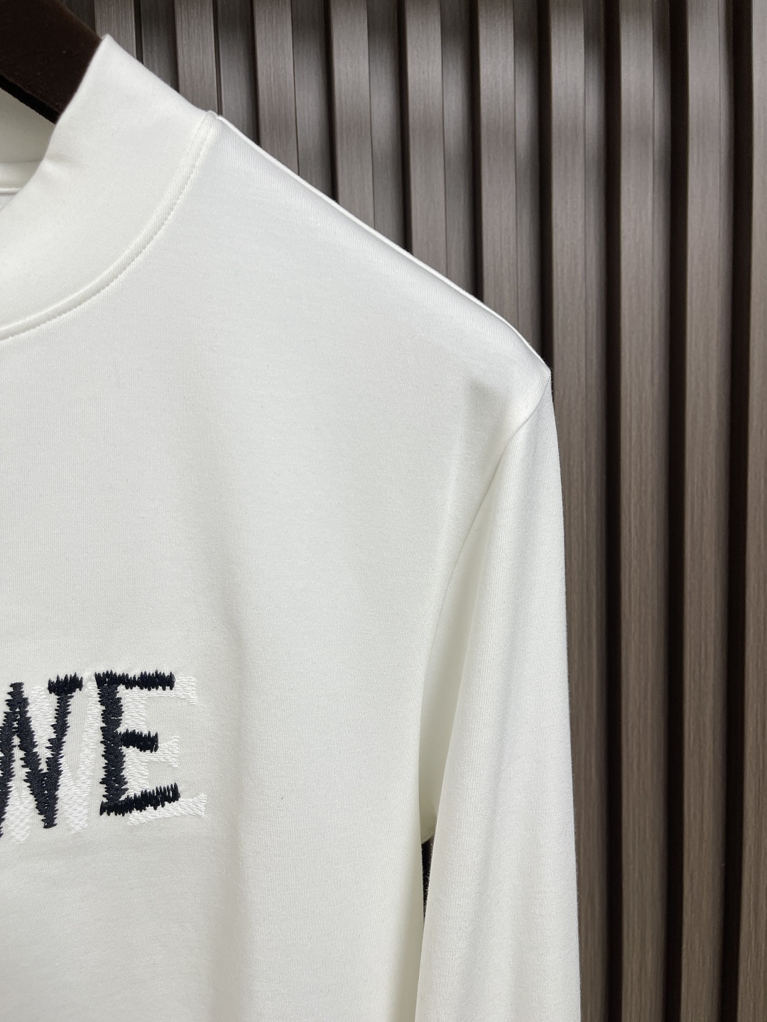 🛒🛒Loewe 罗意威胸前logo标识长袖T恤 进口原版客供面料，柔软舒适，上身舒适透气，亲肤不扎人，独