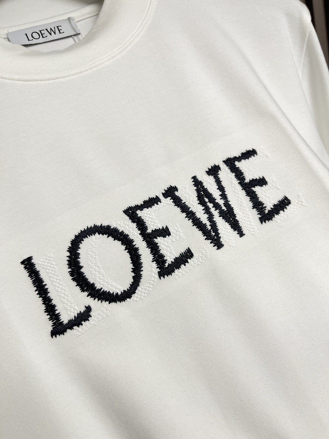 🛒🛒Loewe 罗意威胸前logo标识长袖T恤 进口原版客供面料，柔软舒适，上身舒适透气，亲肤不扎人，独
