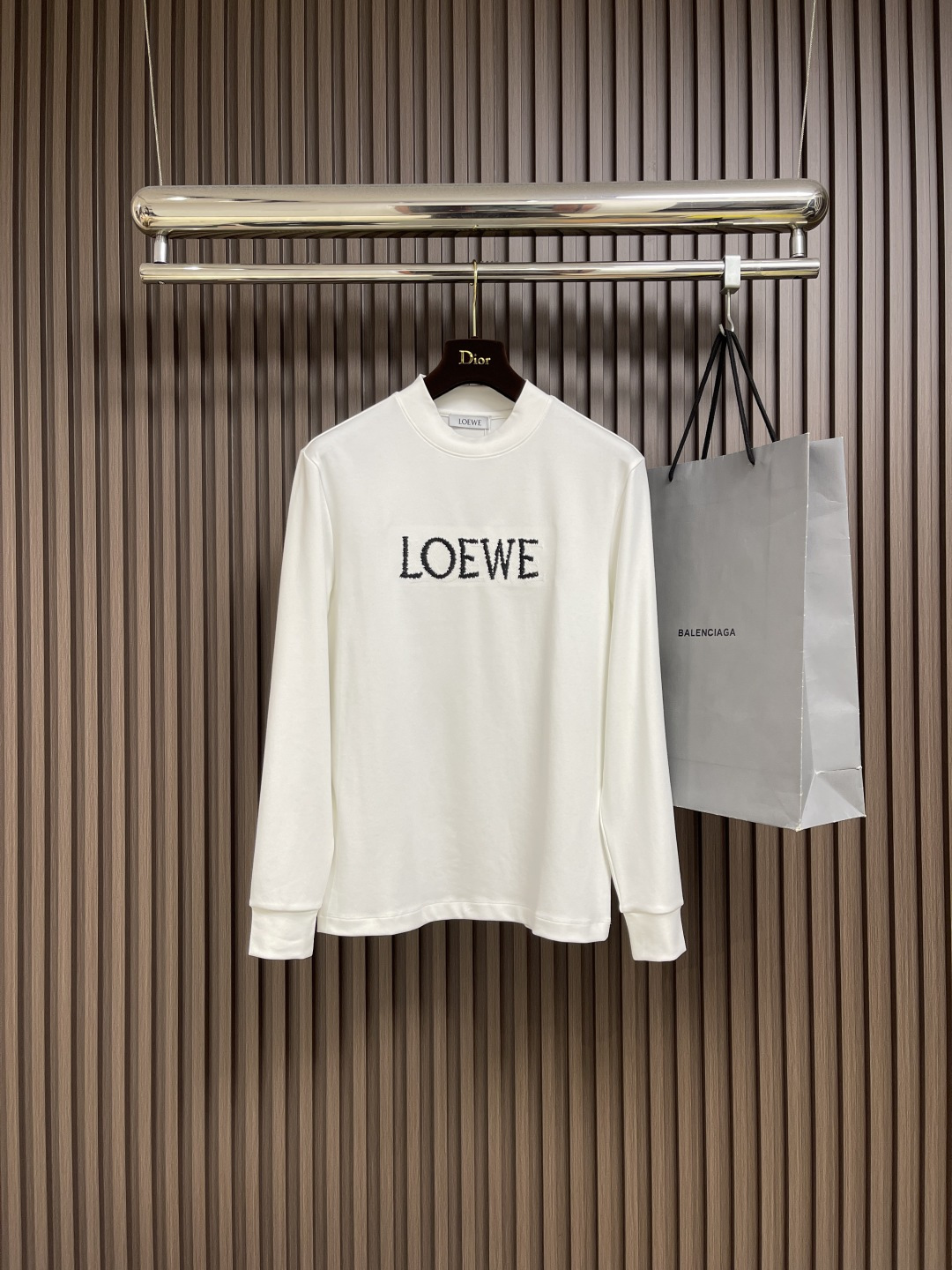 NO:525765,Loewe Long-sleeved T-shirt with a long-sleeved logo on the front of the chest. The original imported fabric is soft and comfortable, comfortable and breathable, skin-friendly and not stubborn. It has a unique mixed and matched design style. Whether worn alone or matched, it is a versatile item, demonstrating the personality of young people, with a very high level and a handsome upper body!  Size M-3XL, loewe,loewe,tees,t-shirt,alexander wang19860909Loewe 罗意威胸前logo标识长袖T恤 进口原版客供面料,柔软舒适,上身舒适透气,亲肤不扎人,独特混搭设计风格,无论是单穿还是搭配,都是百搭单品,彰显了年轻人的个性,档次极高,上身帅气十足！尺码M-3XL,,loewe,loewe,tees，t-shirt,alexander wang,Men's clothing