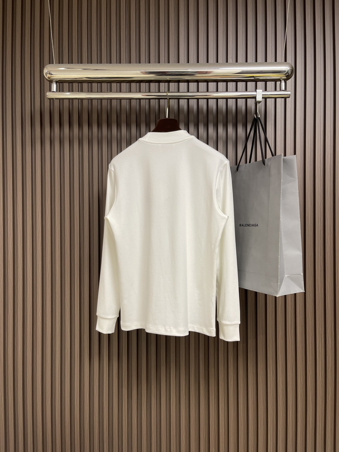 🛒🛒Loewe 罗意威胸前logo标识长袖T恤 进口原版客供面料，柔软舒适，上身舒适透气，亲肤不扎人，独