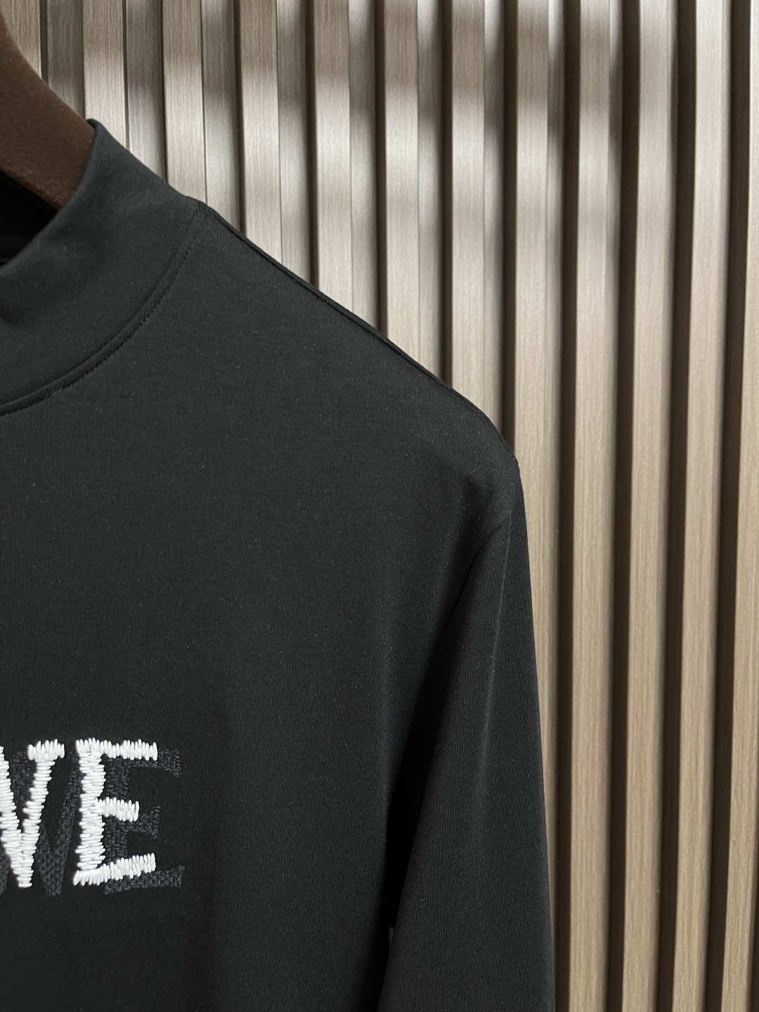 🛒🛒Loewe 罗意威胸前logo标识长袖T恤 进口原版客供面料，柔软舒适，上身舒适透气，亲肤不扎人，独