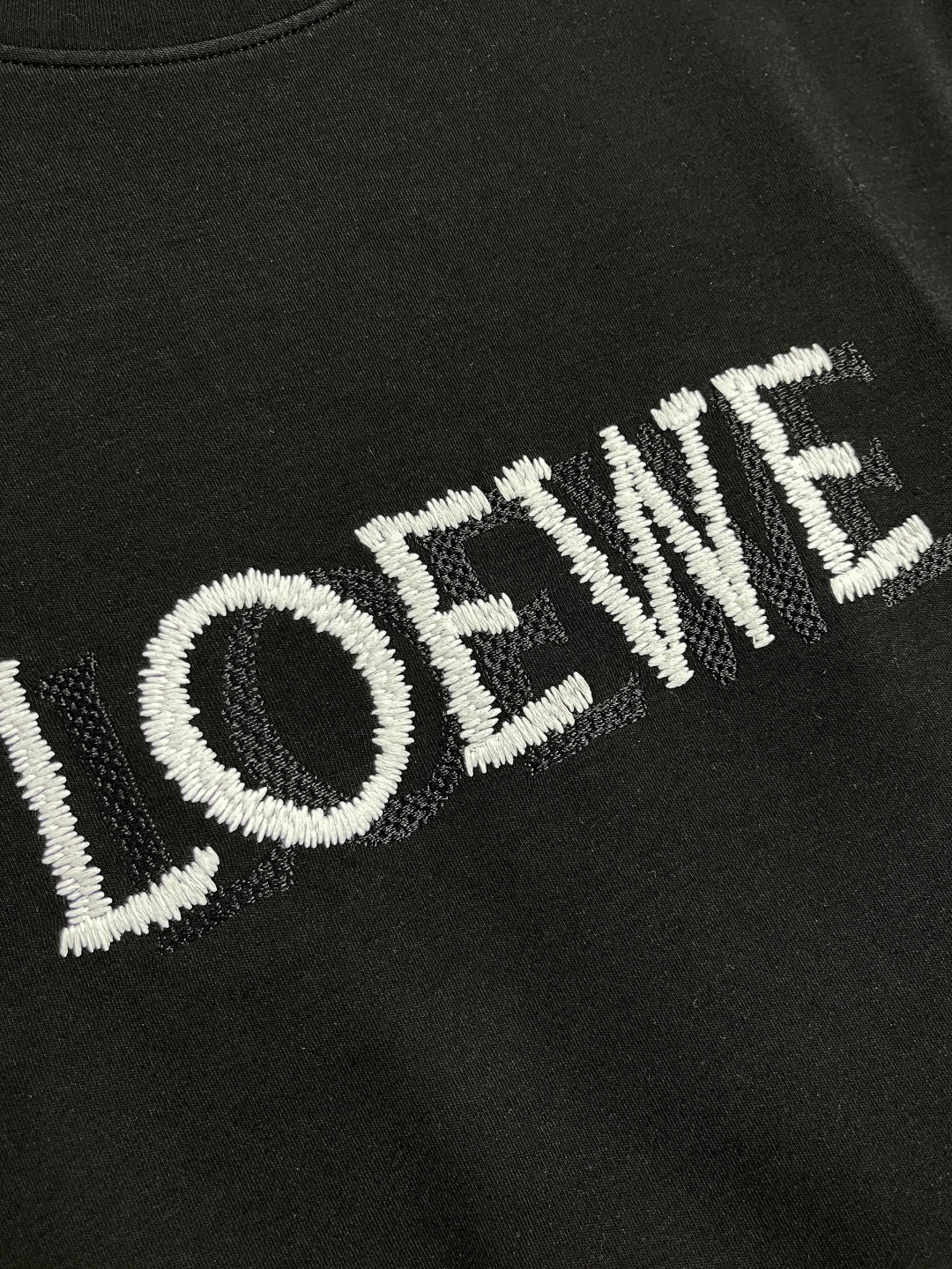 🛒🛒Loewe 罗意威胸前logo标识长袖T恤 进口原版客供面料，柔软舒适，上身舒适透气，亲肤不扎人，独
