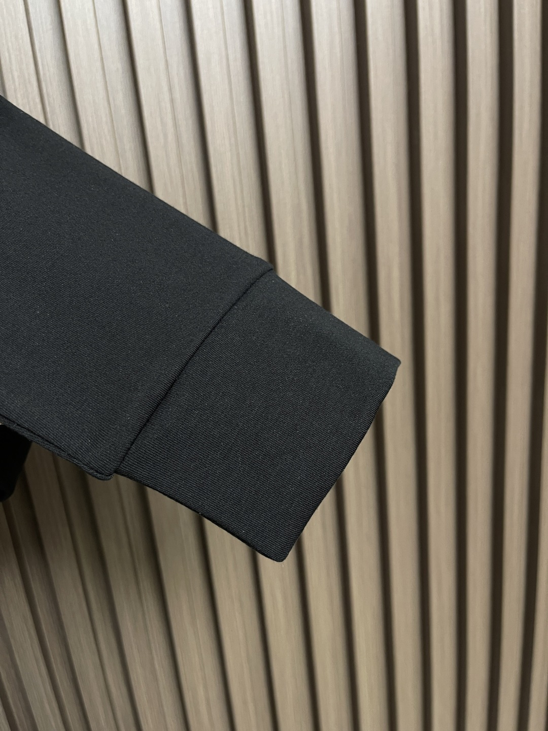 🛒🛒Burberry 2025s早秋新款长袖T恤，基础款推荐！百搭战神！胸前B家经典格纹字母图形立体绣花