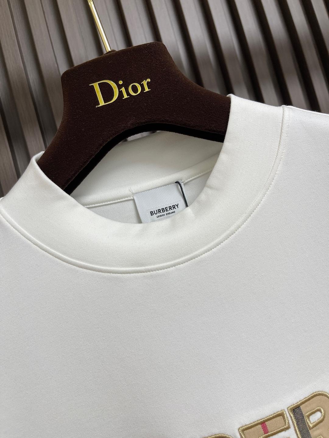 🛒🛒Burberry 2025s早秋新款长袖T恤，基础款推荐！百搭战神！胸前B家经典格纹图形立体绣花设计