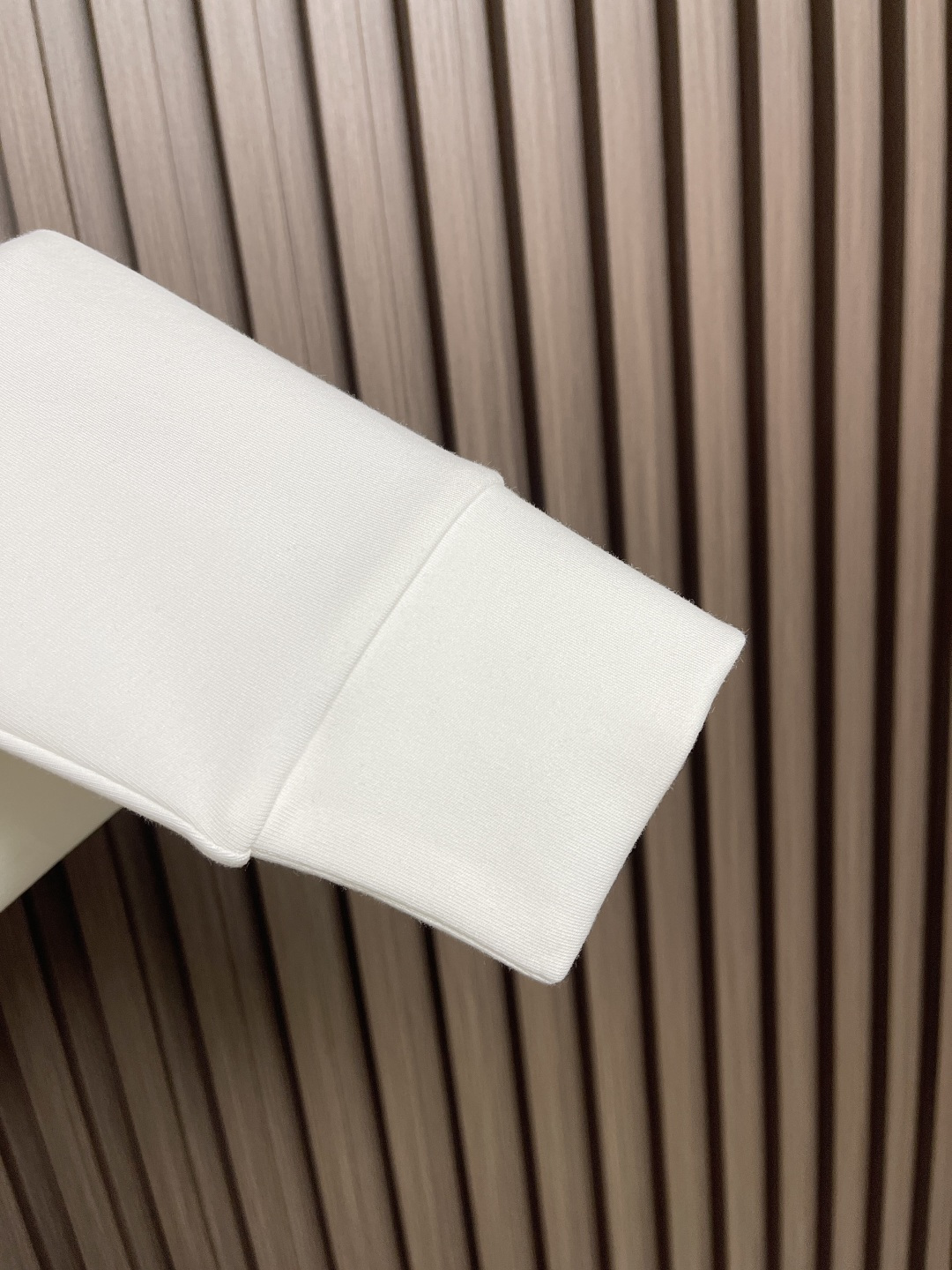 🛒🛒Burberry 2025s早秋新款长袖T恤，基础款推荐！百搭战神！胸前B家经典格纹图形立体绣花设计