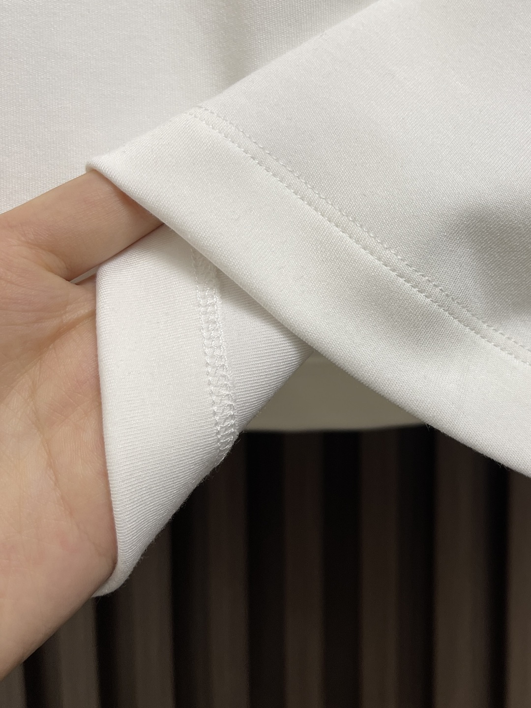 🛒🛒Burberry 2025s早秋新款长袖T恤，基础款推荐！百搭战神！胸前B家经典格纹图形立体绣花设计