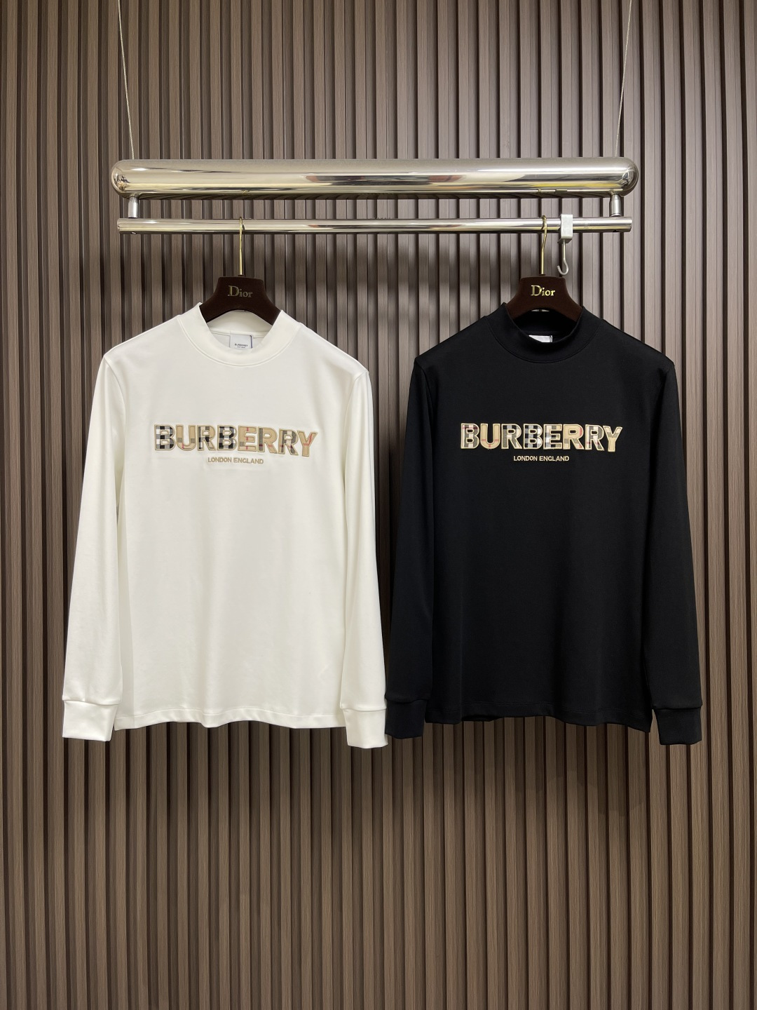 🛒🛒Burberry 2025s早秋新款长袖T恤，基础款推荐！百搭战神！胸前B家经典格纹字母图形立体绣花