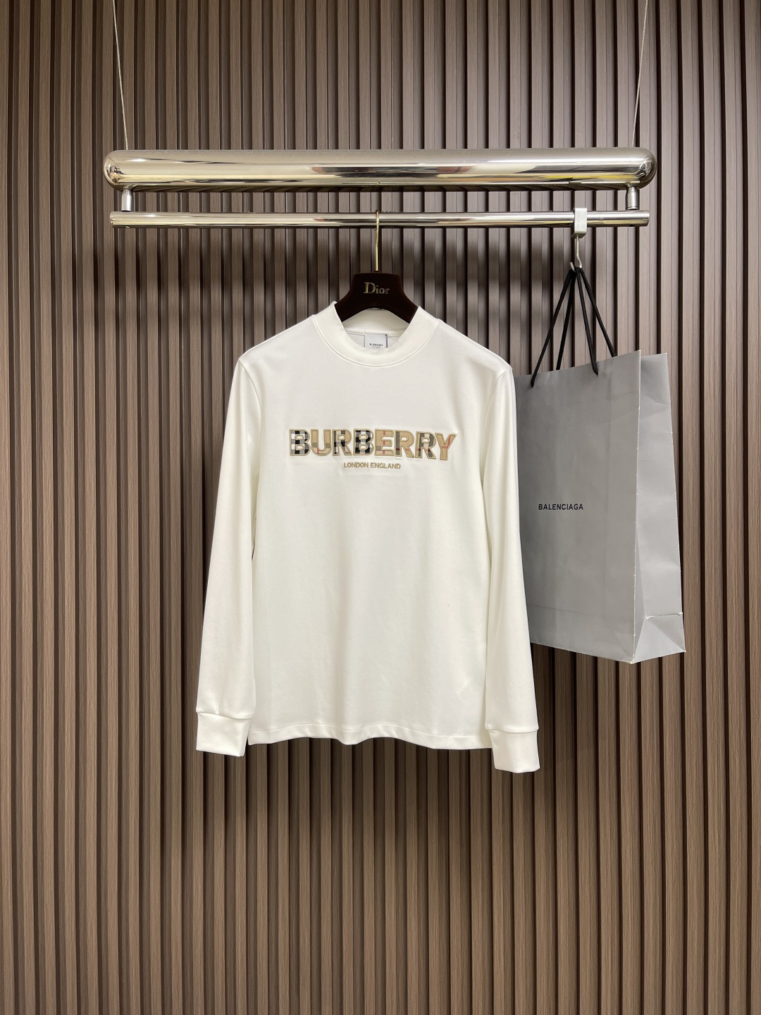 NO:525763,Burberry 2025s early autumn new long-sleeved T-shirt, basic style recommended!  A versatile God of War!  Classic plaid graphic three-dimensional embroidery design on the chest.  Three-dimensional matching of letter logo.  Excellent texture and breathable.  It's unforgettable!  Customized high-quality 40 300g pure cotton fabric.  Comfortable and soft ~ a must-have item for single outfits!  Size M-3XL, Burberry, Tees, t-shirt, alexander wang19860909Burberry 2025s早秋新款长袖T恤,基础款推荐！百搭战神！胸前B家经典格纹图形立体绣花设计．字母logo立体搭配．质感极好舒适又透气．让人过目难忘！订制优质40支300g纯棉面料．舒适柔软～单穿搭配必备单品！尺码M-3XL,,burberry,tees，t-shirt,alexander wang,Men's clothing