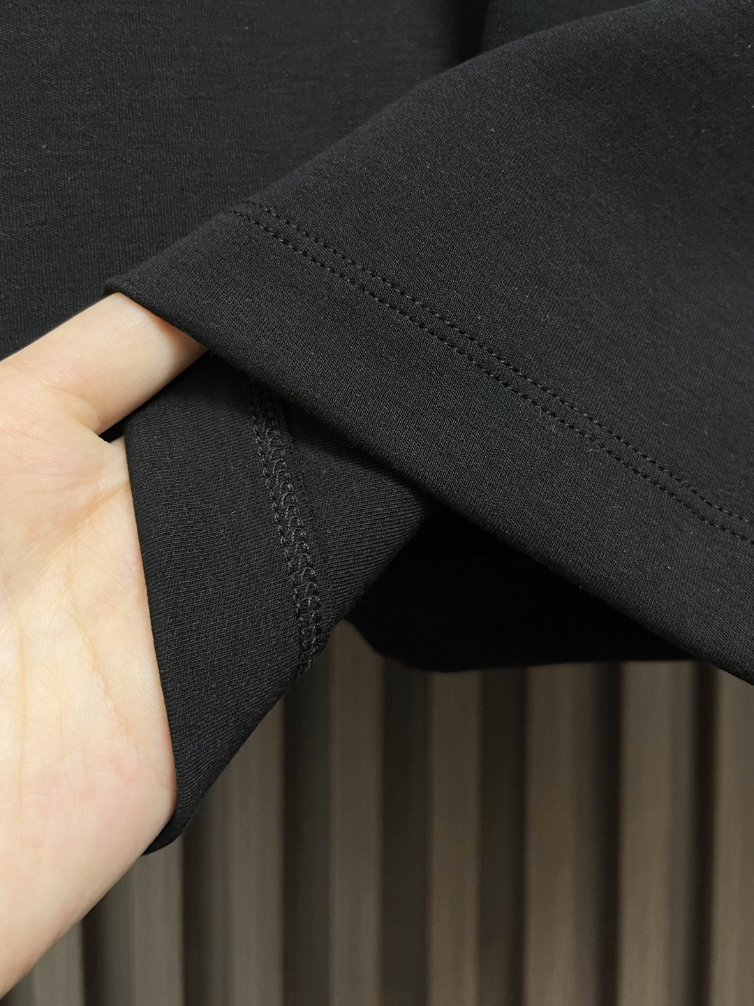 🛒🛒Burberry 2025s早秋新款长袖T恤，基础款推荐！百搭战神！胸前B家经典格纹字母图形立体绣花