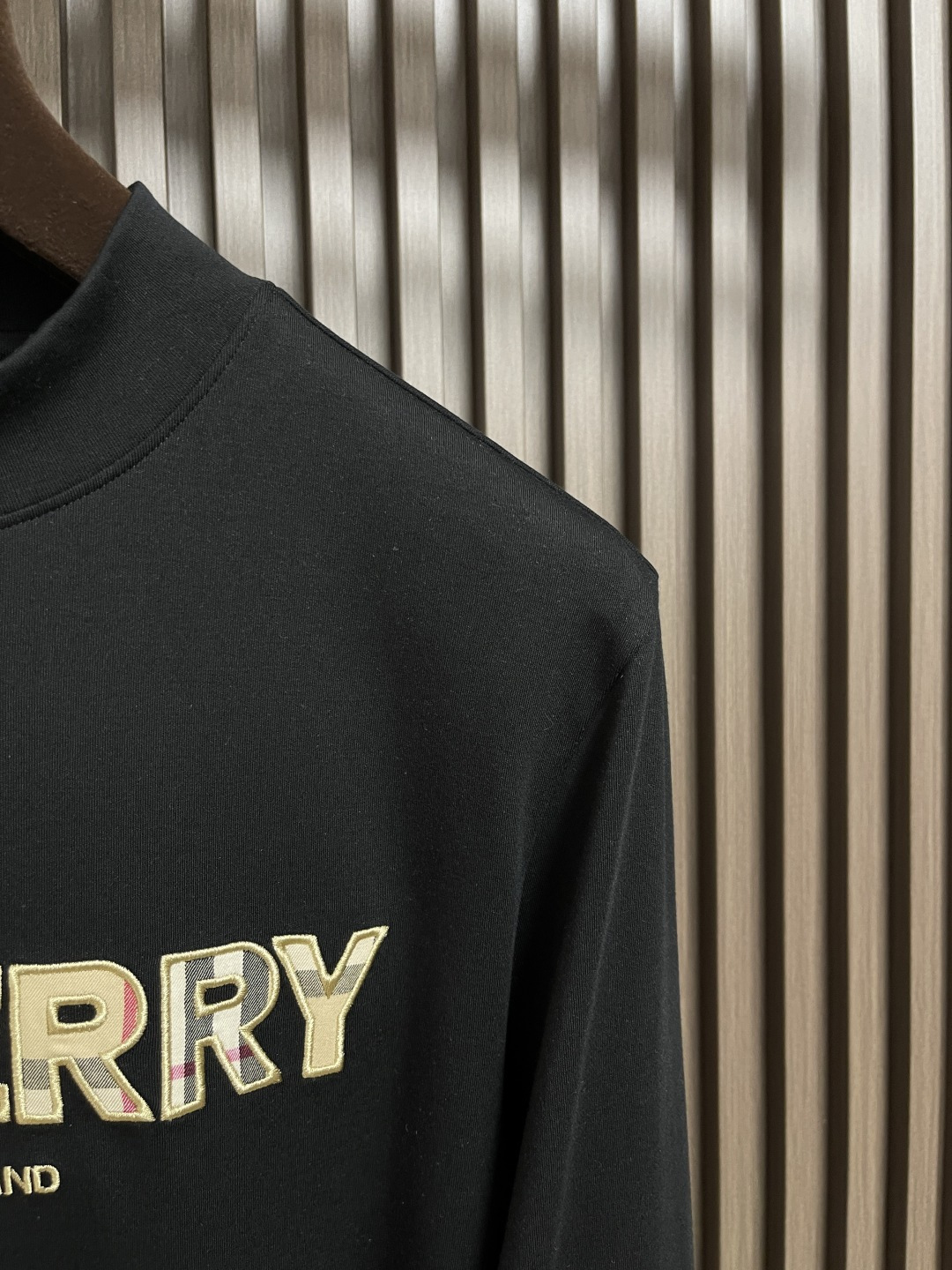 🛒🛒Burberry 2025s早秋新款长袖T恤，基础款推荐！百搭战神！胸前B家经典格纹字母图形立体绣花