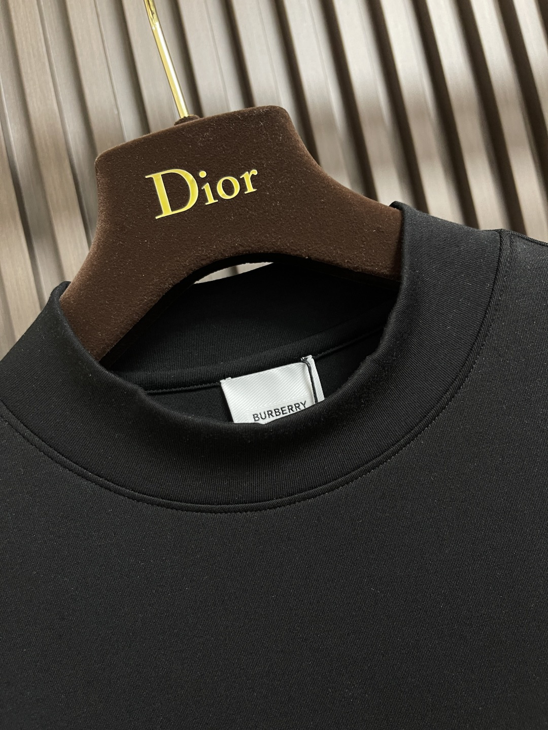 🛒🛒Burberry 2025s早秋新款长袖T恤，基础款推荐！百搭战神！胸前B家经典格纹字母图形立体绣花