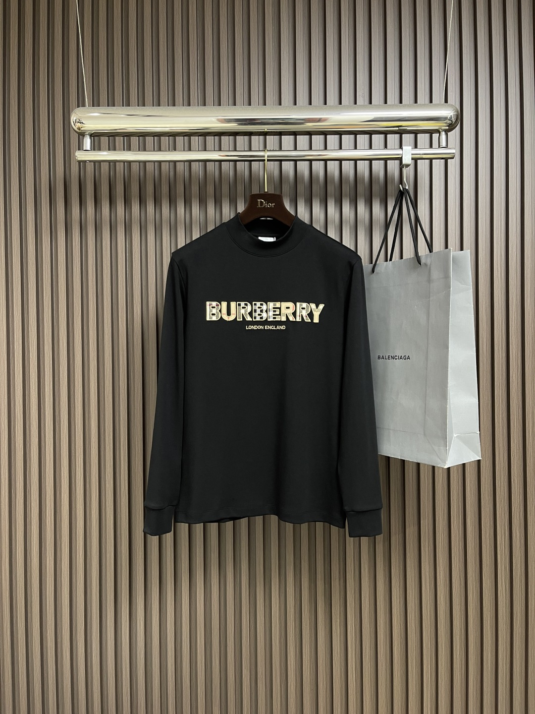 NO:525761,Burberry 2025s early autumn new long-sleeved T-shirt, basic style recommended!  A versatile God of War!  Classic plaid letters graphic three-dimensional embroidery design on the chest.  Three-dimensional matching of letter logo.  Excellent texture and breathable.  It's unforgettable!  Customized high-quality 40 300g pure cotton fabric.  Comfortable and soft ~ a must-have item for single outfits!  Size M-3XL, Burberry, Tees, t-shirt, alexander wang19860909Burberry 2025s早秋新款长袖T恤,基础款推荐！百搭战神！胸前B家经典格纹字母图形立体绣花设计．字母logo立体搭配．质感极好舒适又透气．让人过目难忘！订制优质40支300g纯棉面料．舒适柔软～单穿搭配必备单品！尺码M-3XL,,burberry,tees，t-shirt,alexander wang,Men's clothing